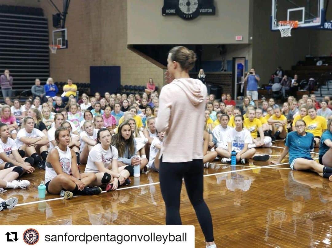 コートニー・トンプソンさんのインスタグラム写真 - (コートニー・トンプソンInstagram)「Always love my time in Sioux Falls! Thanks for having me @sanfordpentagonvolleyball  #Repost @sanfordpentagonvolleyball with @get_repost ・・・ ‪Olympian @cthomp_3 surprised us at team camp today! Sharing her story about being an undersized player from a small town with a dream. #PentagonPride‬」6月28日 10時58分 - cthomp_3