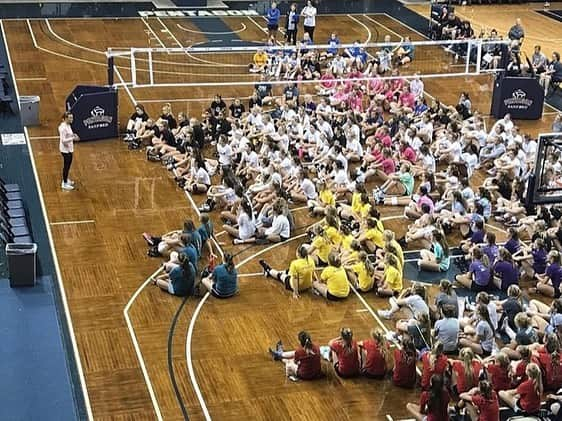 コートニー・トンプソンさんのインスタグラム写真 - (コートニー・トンプソンInstagram)「Always love my time in Sioux Falls! Thanks for having me @sanfordpentagonvolleyball  #Repost @sanfordpentagonvolleyball with @get_repost ・・・ ‪Olympian @cthomp_3 surprised us at team camp today! Sharing her story about being an undersized player from a small town with a dream. #PentagonPride‬」6月28日 10時58分 - cthomp_3