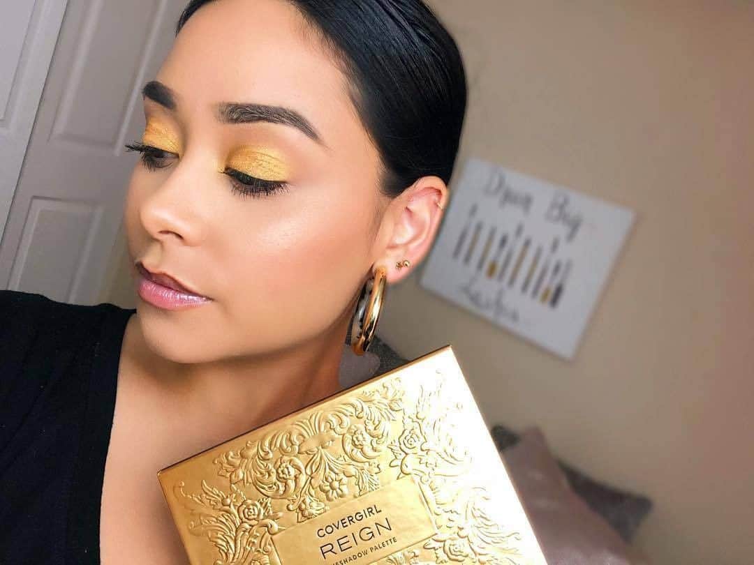 COVERGIRLさんのインスタグラム写真 - (COVERGIRLInstagram)「With this ✨ look, @dannaselene_ tried to match the beautiful gold palette, and says it's a must try! She used the NEW Reign Eyeshadow Palette and the Money Maker shadow in it to achieve this perfect yellow/golden color 👸🏻. Available now exclusively @Walmart. #COVERGIRLMADE #COVERGIRLCrueltyFree #CrueltyFree」6月28日 10時52分 - covergirl