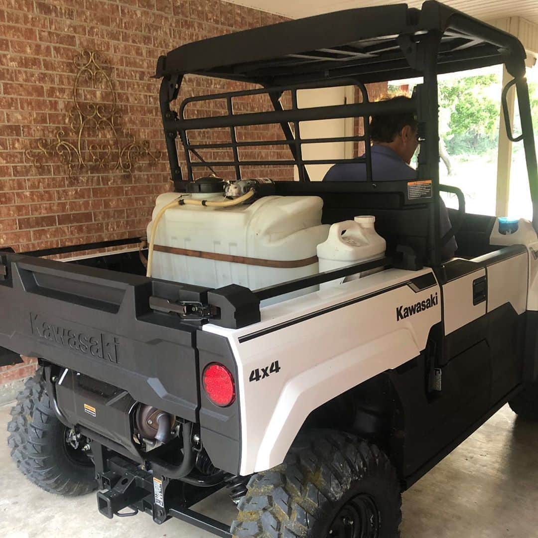 ストーン・コールド・スティーブ・オースチンのインスタグラム：「My buddy @suprsonix just got a brand new Kawasaki Mule PRO MX down in Victoria, TX and already has it rigged up to spray weeds. @matt_kuchi and @bradkucera with the teamwork. Same guys that built my 74 Camaro Z28 and brought it to the Mean Streets of Los Angle Eze. #ETX #ednacowboys #southtexas @kawasakiusa #mule」