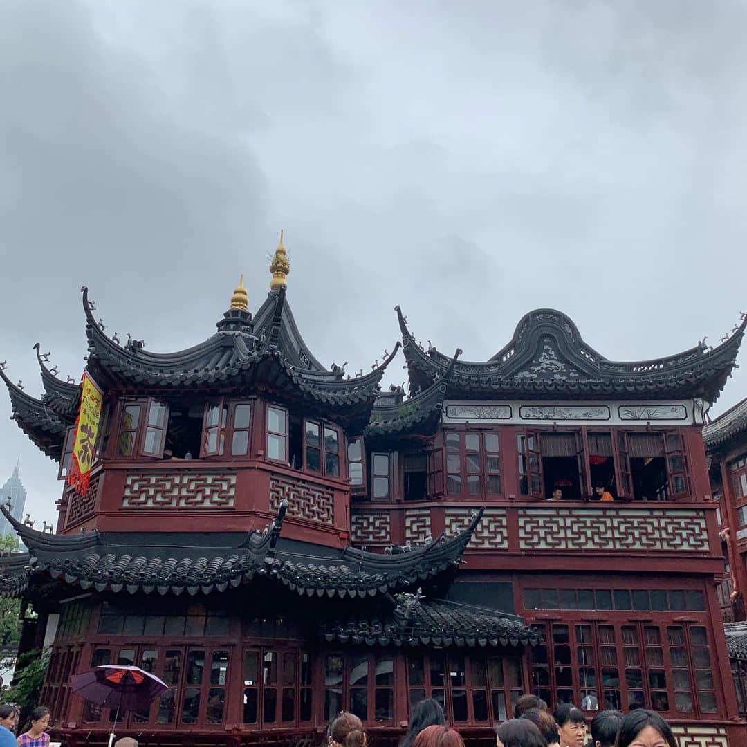 五月千和加さんのインスタグラム写真 - (五月千和加Instagram)「. 上海🇨🇳街を観光part2🐼 . 上海ほんと建物が素敵だった！ 英語がほぼ通じないのもなんだか新鮮🤣 天気や気温はなんだか日本と同じようだけど湿気がないように感じました🌤 . . #女子旅 #建造物 #歴史 #上海 #中国 #中華 #上海旅行 #鈴木涼美 #観光 #散歩 #shanghai #shanghaitrip #trip #travel #vacation #china #chinese #girls #girlstrip #sightseeing #backpack #gucci #aldo #グッチ #バックパック #リュック #アルド #海外旅行 #海外」6月28日 10時55分 - satsuki_senwaka