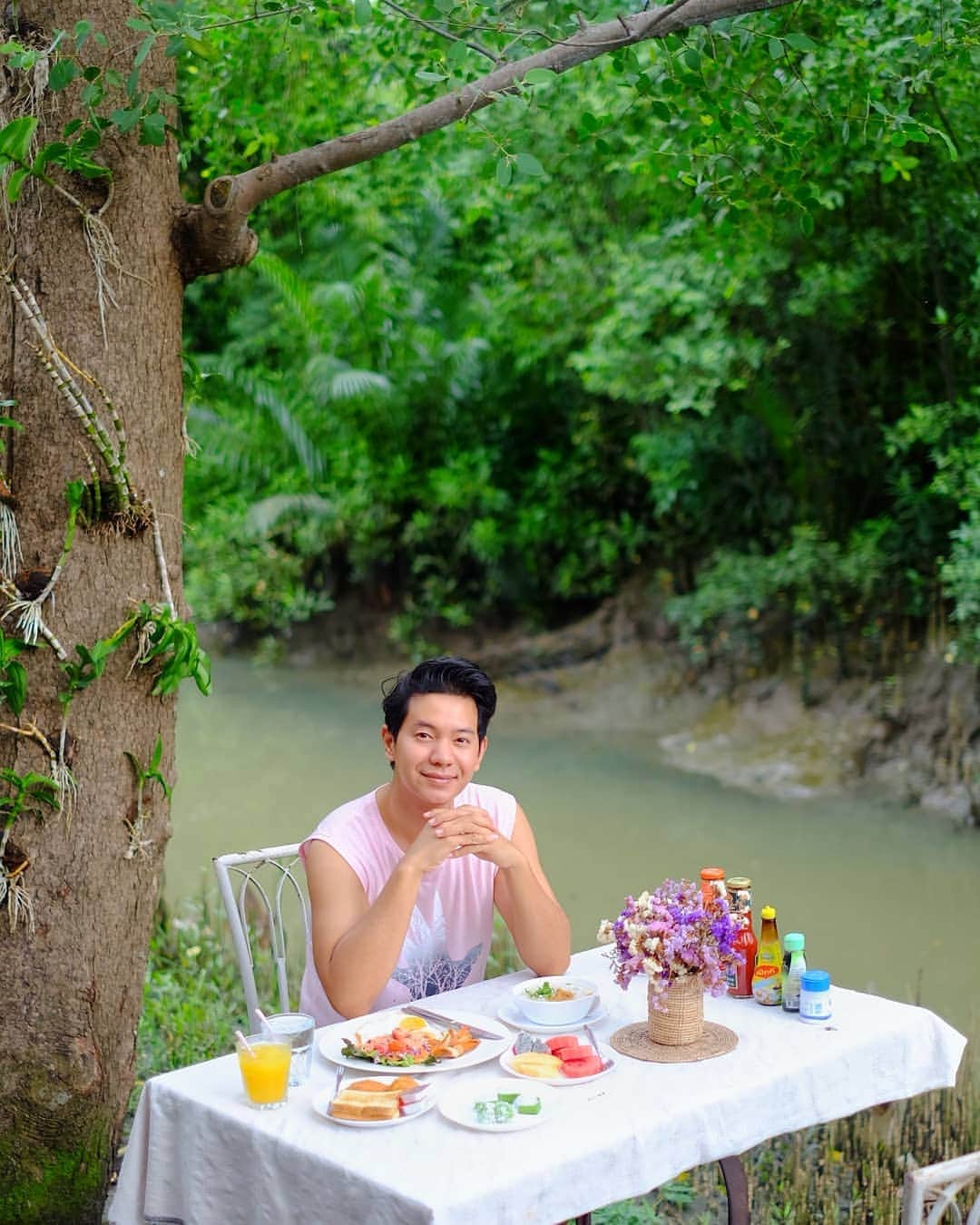 アイス・サランユーのインスタグラム：「Enjoying Breakfast beside the natural Canal อยากตื่นนอนมาเจอบรรยากาศ แบบนี้ทุกวัน  ตักบาตร ริมคลอง ... อาหารเช้า ริมคลอง นอน เกยตื้น ริมคลอง 😁 #เที่ยวทั่วไทยกับไอซ์ศรัณยู  #เรือนเสน่หา  #อัมพวา」