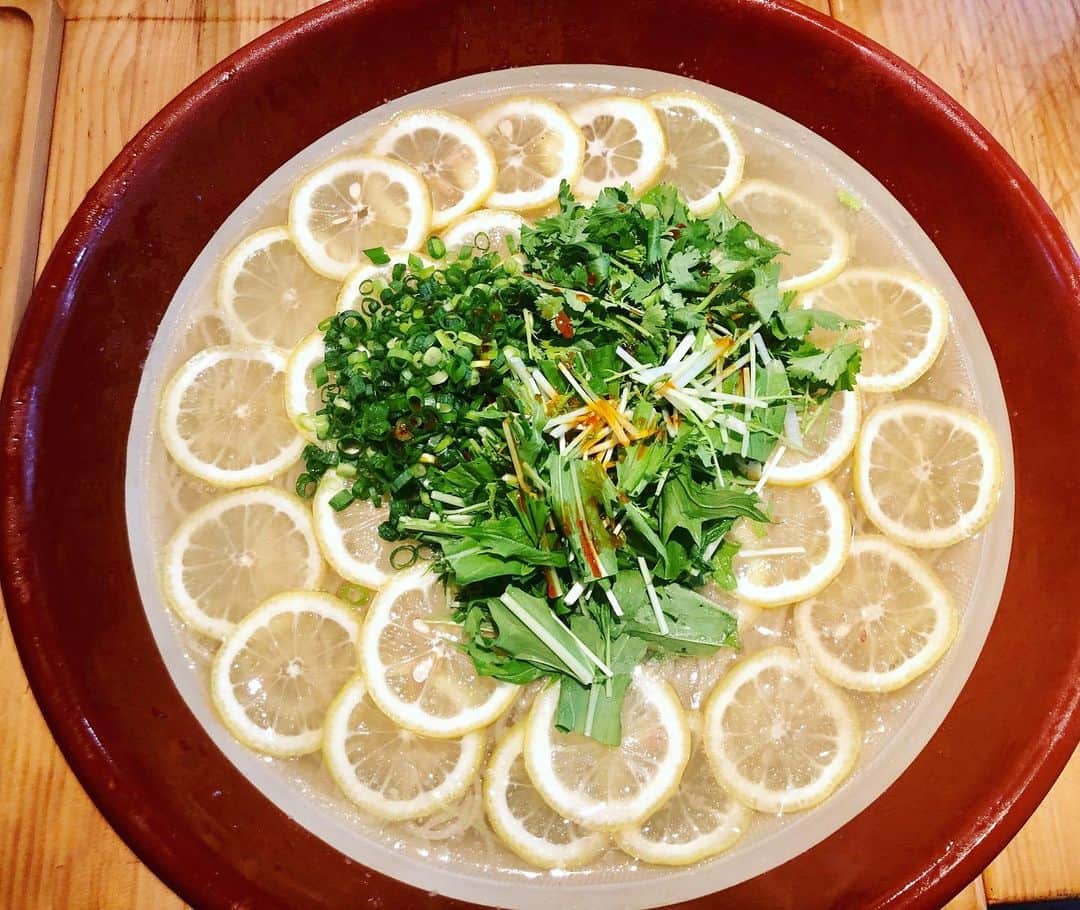のインスタグラム：「水道橋にあるラーメン蟻塚さんで食べた冷やしパクチーレモンラーメン！4キロ！  残念ながら、メニューのリニューアルに伴い、終売してしまったそうですが、本日、食べてる動画を公開しましたので、皆様、是非ご覧下さい！  蟻塚さんは、全メニューリニューアルするそうで、今のメニューを食べられるのは、今月末までだそうです！  とっても残念ではありますが、また新しいメニューにも期待ですね！」