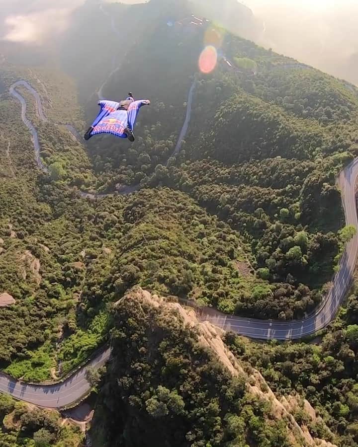 のインスタグラム：「Who else is jealous of the Red Bull Skydive Team’s view at work? 🏃‍♂️: @marcowaltenspiel, @fuerstmarco & @daniroman_ #skydive #skydiving #wingsuit #wingsuitflying #nature #POV」
