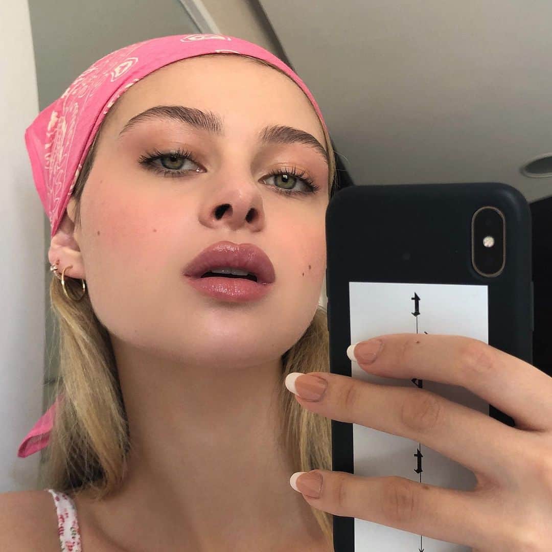 ニコラ・ペルツのインスタグラム：「baby girl big girl 👣🦋🦜📹👼🏼💛🧠」