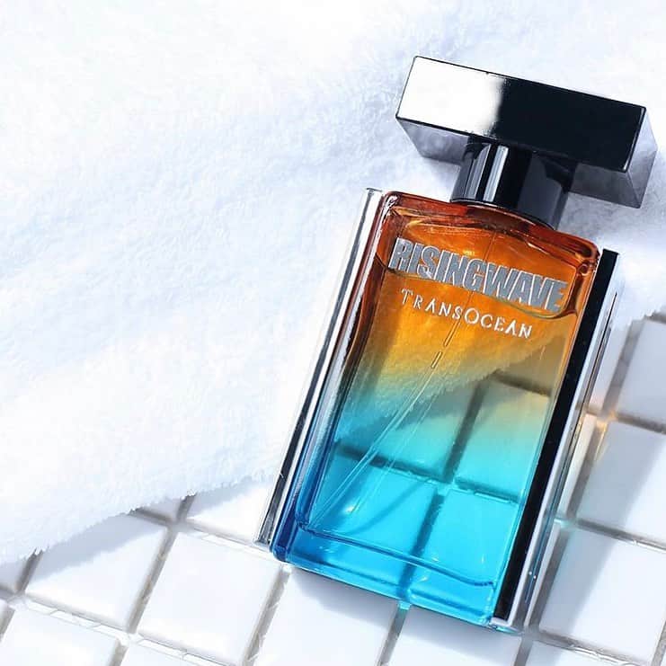 のインスタグラム：「#RISINGWAVE トランスオーシャンシリーズに、「シャローダイブ」が仲間入り🌊﻿ ﻿ たっぷりと差し込む光とゆっくり泳ぐ心地よさをイメージしたメンズにも人気の『フルーティフローラル』の香りです😎﻿ ﻿ 華やかななジャスミン、相性のいいピーチとペアーが心地よく香ります🍑﻿ ﻿ #ライジングウェーブ #メンズ香水 #メンズフレグランス #オーシャントリコ #フルーティフローラル #メンズコスメ﻿」