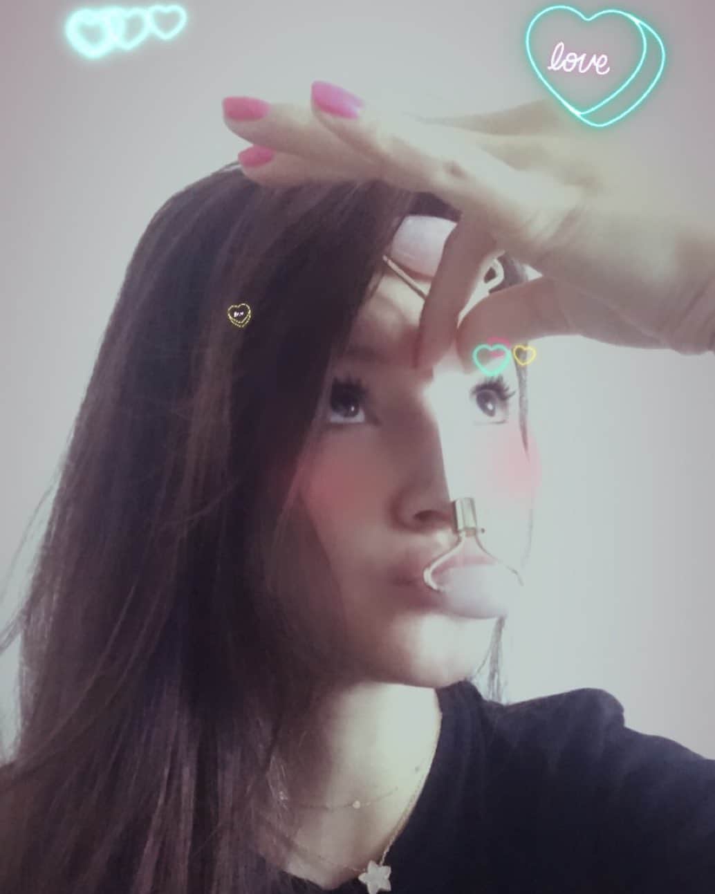 橋本麗香のインスタグラム：「毎日コロコロ💗🔮💗 癒しと小顔をお届け出来るように 日々精進しております☪️☮️💟 🙏🏻💕💕💕 #rosequartzfaceroller #rosequartz  #faceroller #abundyme 🔮🛒💝 https://item.rakuten.co.jp/cogit/090706/」