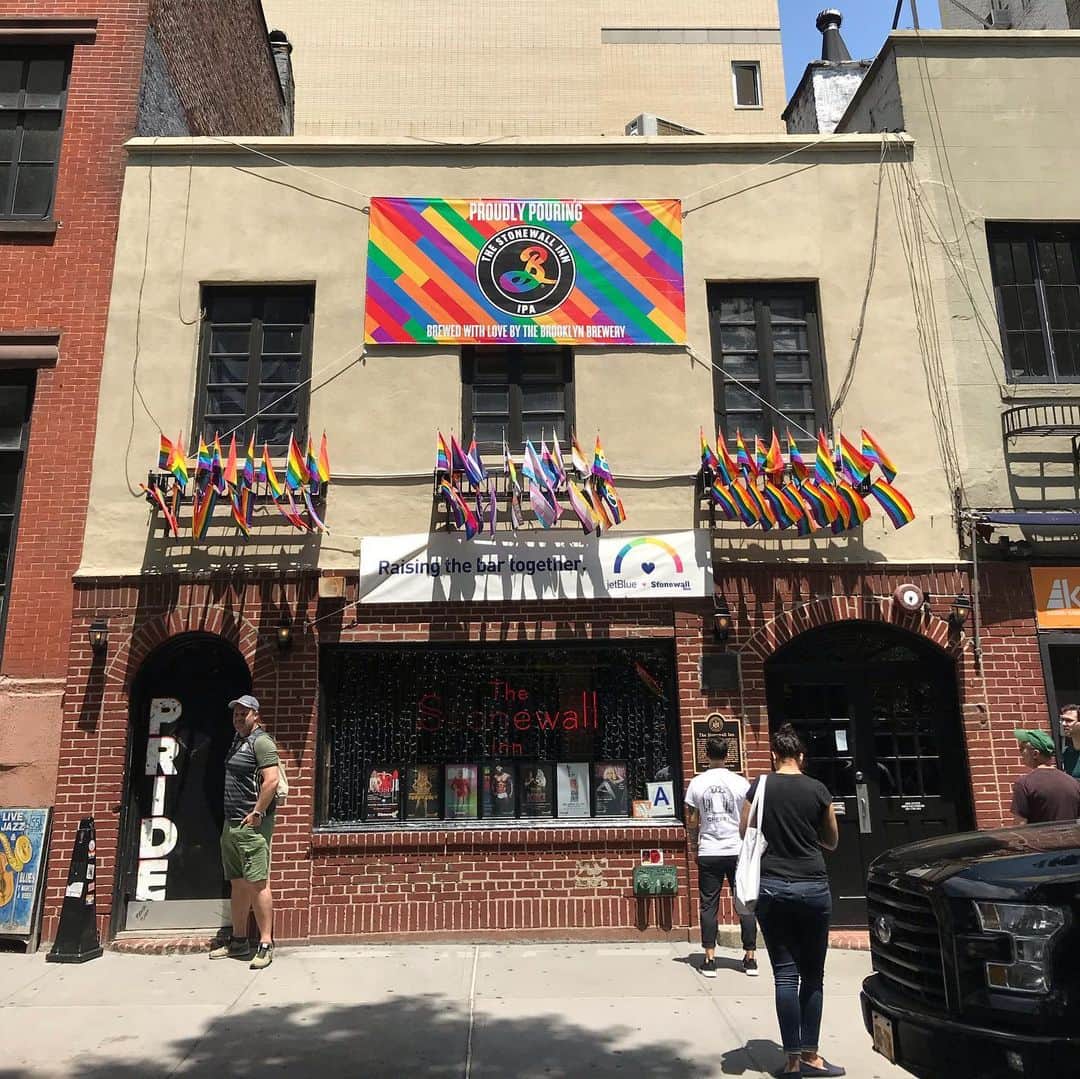小谷あゆみさんのインスタグラム写真 - (小谷あゆみInstagram)「#ニューヨークだより その4かその5 かっこいい道案内ですね〜！ よく読むと〜〜LGBT🏳️‍🌈だけどGLBT！Gayがいちばん上にあります。 ぶらっとブランチを食べて歩いてたら、なんと #ゲイ解放運動 の聖地！ #stonewall にたどり着いてしまったー！ 1969年6月28日、なんと今からちょうど50年前に起きた運動！ #ワールドプライド の聖地でした。 この記念日に先駆けて、NY市内あちこちにレインボーカラーの旗やポスターが掲げられていたのでした。 あのカラフルサラダ🥗もこのキャンペーンだったのですー！ そういえばユニオンスクエアマーケットでも男性2人組の買い物客を数組見かけた。 自分らしい自由な街ニューヨークを目の当たりにしましたー‼️ ちなみにわたしはそっちのカテゴリーではないけど自由を祝福したいという意味で記念にパチリ！ #LGBT は知ってたけど、こっちではもう一つ追加して #LGBTQ と記すらしい。 #ベジアナinニューヨーク #ワールドプライド #ストーンウォール #stonewall50」6月28日 11時10分 - vegeanaayu