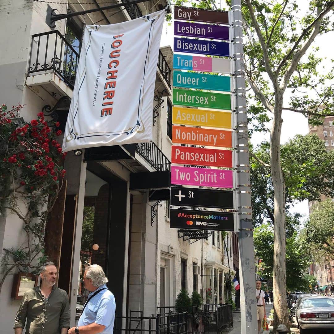 小谷あゆみさんのインスタグラム写真 - (小谷あゆみInstagram)「#ニューヨークだより その4かその5 かっこいい道案内ですね〜！ よく読むと〜〜LGBT🏳️‍🌈だけどGLBT！Gayがいちばん上にあります。 ぶらっとブランチを食べて歩いてたら、なんと #ゲイ解放運動 の聖地！ #stonewall にたどり着いてしまったー！ 1969年6月28日、なんと今からちょうど50年前に起きた運動！ #ワールドプライド の聖地でした。 この記念日に先駆けて、NY市内あちこちにレインボーカラーの旗やポスターが掲げられていたのでした。 あのカラフルサラダ🥗もこのキャンペーンだったのですー！ そういえばユニオンスクエアマーケットでも男性2人組の買い物客を数組見かけた。 自分らしい自由な街ニューヨークを目の当たりにしましたー‼️ ちなみにわたしはそっちのカテゴリーではないけど自由を祝福したいという意味で記念にパチリ！ #LGBT は知ってたけど、こっちではもう一つ追加して #LGBTQ と記すらしい。 #ベジアナinニューヨーク #ワールドプライド #ストーンウォール #stonewall50」6月28日 11時10分 - vegeanaayu