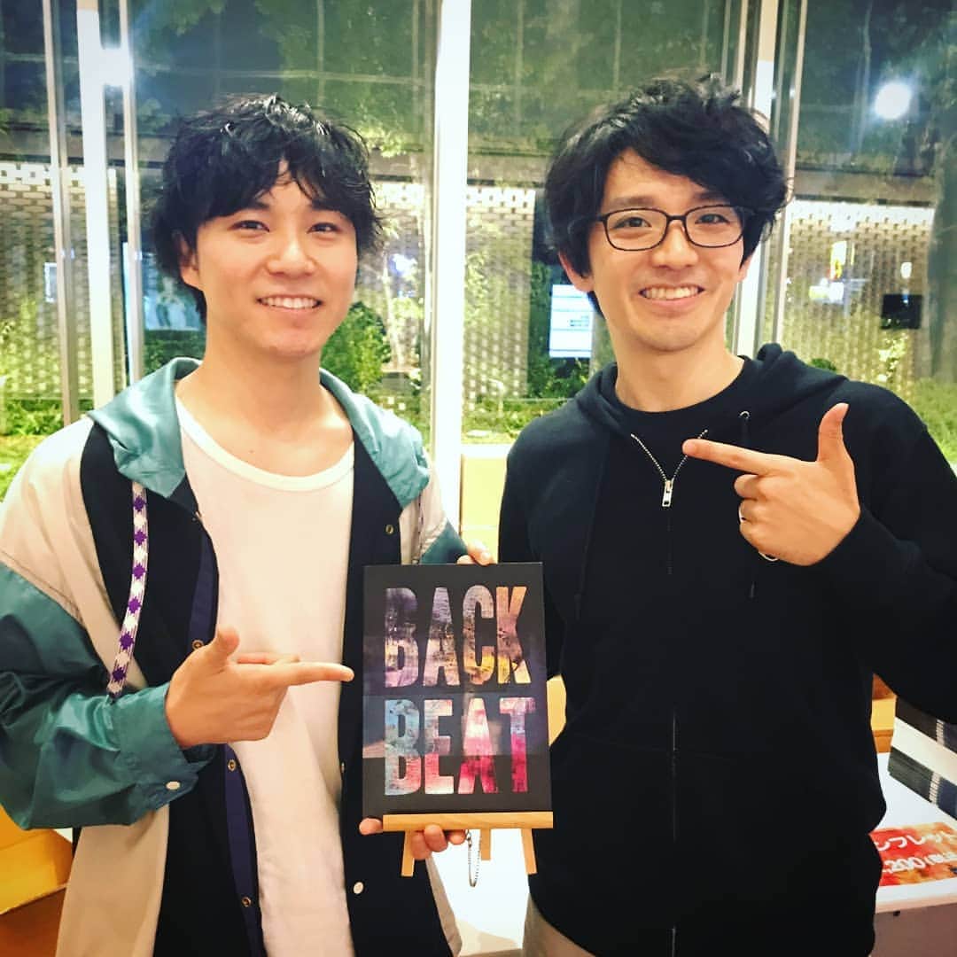 のインスタグラム：「先日、舞台「BACKBEAT」千秋楽を迎えました。音楽監督の森大輔さんの補佐として、約半年間皆さんと共にした時間は貴重でした。特につきっきりでギターの練習をしたジョージハリスン役の辰巳雄大くんとは終演後に共に泣いて抱き合った！森さんとは近いうちに別途ツーマンやろうと約束しました♪演出家の石丸さち子さんはじめ、BACKBEATに携わった全ての皆さん、本当に本当にお疲れ様でした!!再演求む☆  さて明日はいよいよサマパツアー初日新潟でバタバタのピークを迎えております。その前に今日は久々にflumpoolツアーで群馬へ。てんやわんや！ちんとんしゃんてんとん！マハリクマハリタ！新潟は当日券もあります☆  #BACKBEAT #森大輔 #磯貝サイモン #辰巳雄大 #石丸さち子 #加藤和樹 #戸塚祥太 #上口耕平 #JUON #西川大貴 #thebeatles」