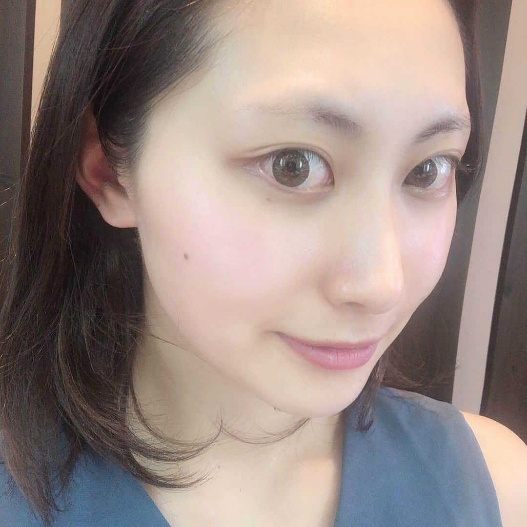 aya onoさんのインスタグラム写真 - (aya onoInstagram)「ミスジャパン 日本大会まで、メインスポンサーである 株式会社SHE BEST 様にサポートしていただいております💓 今回は vie nature 様でお顔と身体、全身のメンテナンスをしていただきました！！ フェイシャルは毛穴汚れとうっすらできてしまった頬の小さなシミが気になっていたので... ★毛穴皮脂撃退コース★ ①ハンドクレンジング ②超音波洗浄（角質除去) ③毛穴吸引 ④極上ハンドテクのキュアドレナージュ（デコルテ・フェイシャル） ⑤高濃度ビタミンC導入 ⑥お仕上げ  しっかりと汚れを取り除いてから、30%高濃度のビタミンC誘導体美容液を導入していきます。 セラミドで包み込むことで、美白と保湿をし夏の紫外線に負けない強いお肌を作るそうです✨ 浸透してから４３時間肌に留まるので、じっくりとできてしまったシミに働きかけて薄くしてくれます！ 皮脂の分泌抑制もするので、お肌を汚れの溜まりにくい状態にしてるんですよ💓  お陰様で、毛穴汚れもスッキリとなくなり、ツヤツヤなお肌になりました〜☺️ 肌のトーンも上がった気がします！！ シミが少しずつ薄くなっていくようなので、楽しみです✨ . @vie_nature_honten  @shebest0301  @maiko010101 . . #株式会社SHEBEST #vienature #ヴィナチュール #シーベスト #エステ #肌活女子 #肌活 #フェイシャルエステ #フェイシャル #岐阜エステ #岐阜フェイシャル #岐阜市フェイシャル #岐阜市フェイシャルサロン #リンパマッサージサロン #美白エステ #毛穴洗浄 #ミスジャパン #Missjapan #2019Missjapangifu #岐阜 #ミス岐阜 #大野彩 #美容」6月28日 11時16分 - onoaya_official