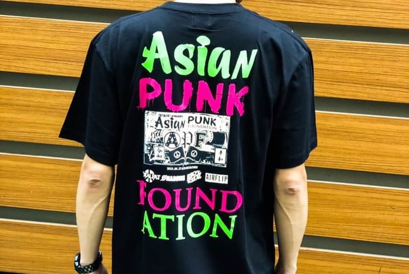 Shun さんのインスタグラム写真 - (Shun Instagram)「【新宿ACB “ASIAN PUNK FOUNDATION” 】 ・ ・ TOTALFATの新企画、アジアのパンクバンドを繋げる為に立ち上げた『ASIAN PUNK FOUNDATION』。 ど平日の新宿ACBに集まったコアなヤロー共の熱量は半端じゃなかった🔥感謝！ ・ ・ 俺らの青春時代(まぁ今も青春だけどw)、一大パンク/ポップパンク ムーヴメントが世界中のキッズを虜にして、各国のライブハウスがパンクのライブでソールドアウトしていた。90年代後期〜00年代の話ね。 ・ ・ あの頃キッズだった俺らがさ、楽器持ってバンド組んで、海外にツアーに行くとTHE OFFSPRINGとかNOFXとかBAD RELIGIONとかBLINK182とかの話で現地のパンクスと一瞬で仲良くなれるって経験がたくさん。 日本でも、バンドTシャツ着てるだけで友達めっちゃ増えたじゃん？(君はひとりじゃない) ・ 🇹🇼 台湾のFIRE EX. @fireex_official 、🇮🇩ジャカルタのPEE WEE GASKINS @pwgofficial 、そして今回一緒に演った🇰🇷韓国のRIOT KIDZ 、みんなそうやって仲良くなれた。 ・ ・ 結局は、どの国にも俺らみたいな「パンクが産み落とした子供」が今大人になって、そいつらがそれぞれの母国で“輸入品”(真似事)ではなくちゃんとその国に土着した“オリジナル”なパンクロックを生み出して奏でてる。そんな奴らがいっぱいいるってことに気がついて。 だったらお互いの存在に気がついて、リンクして、互いのファンたちも一緒になって、アジアオリジナルのパンク(メロコア)シーンを今からでもつくってみようじゃないか‼️ って想いからこのイベントタイトルが付いたのですよ(説明が長い。笑) ・ ・ くそグローバルな世の中になった昨今、アジア圏なんてご近所でしょ❓そろそろパンクロックをパスポートにしてみんなで楽しいアジアご近所付き合い始めませんか🌏 ・ ・ ってな感じの想いで迎えたAPF vol. 1、アンテナ高くチェックしてくれたみんな、出演してくれたSHADOWS @shadows_japan 、RIOT KIDZ、AIRFLIP @airflip.jp 、本当にありがとう🤘🏻 ・ ・ そしてこの企画に関しては、フライヤーからグッズまでパンクの精神に基づいてDIY。俺のデザインでやらせてもらいますんで以後お見知り置きを⚠️ ・ ・ じゃあ、韓国イッテキマース🛩🇰🇷👋🏻 ・ ・ 📷 @taka_tallman」6月28日 11時22分 - totalfat.shun