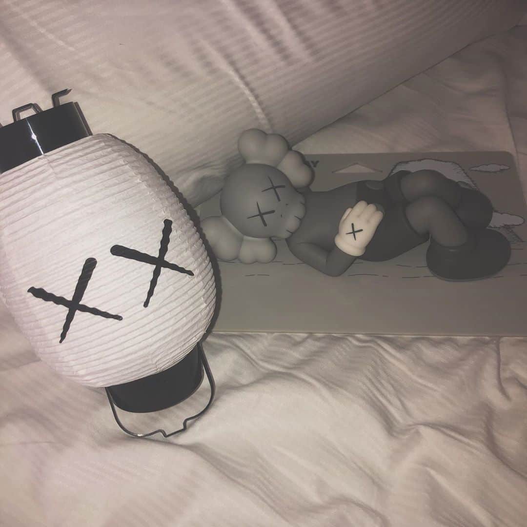 須田アンナさんのインスタグラム写真 - (須田アンナInstagram)「. ☁️ #KAWS #KAWSHOLIDAY #AllRightsReserved」6月28日 11時22分 - annastagram.official