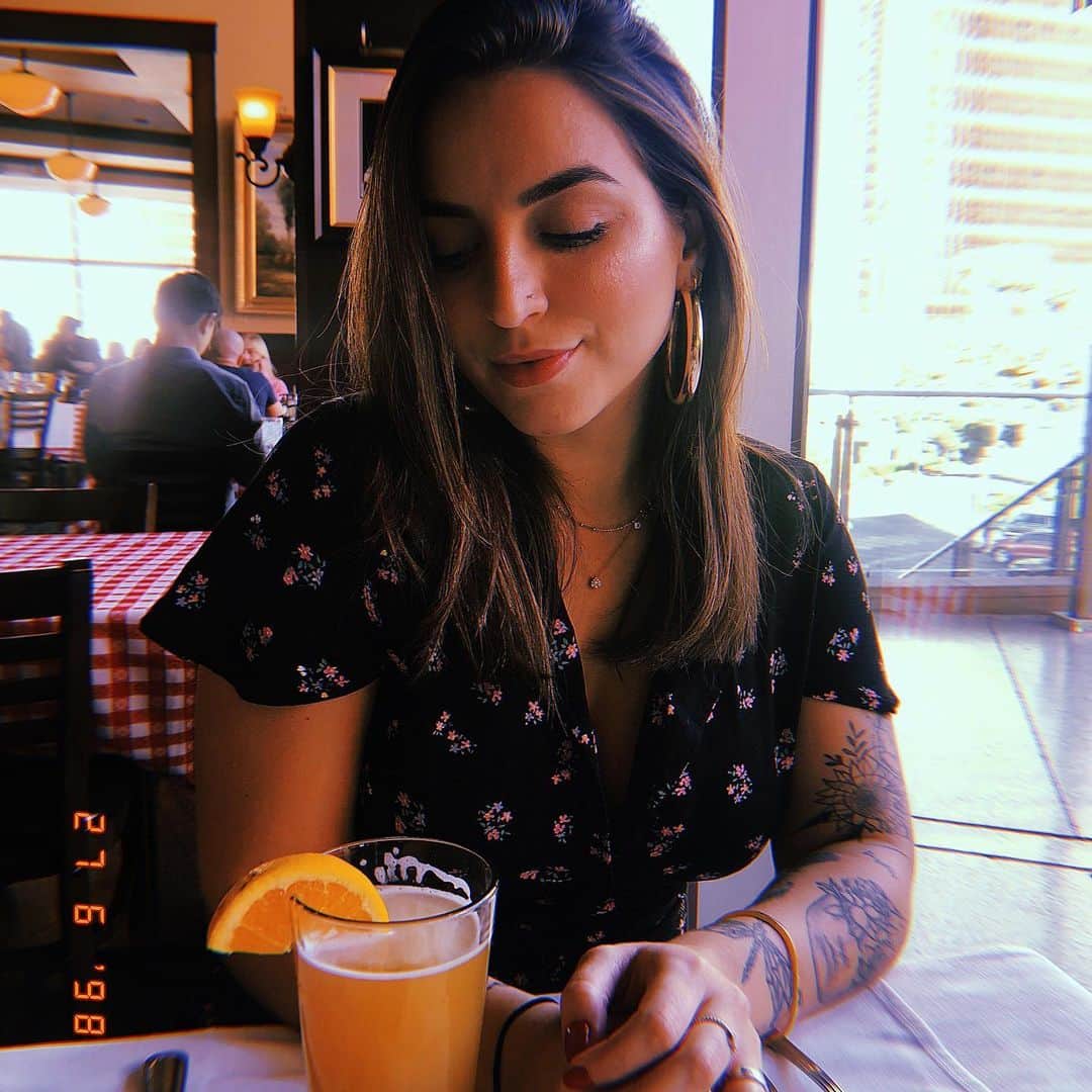 Bruna Unzuetaのインスタグラム：「🎃」