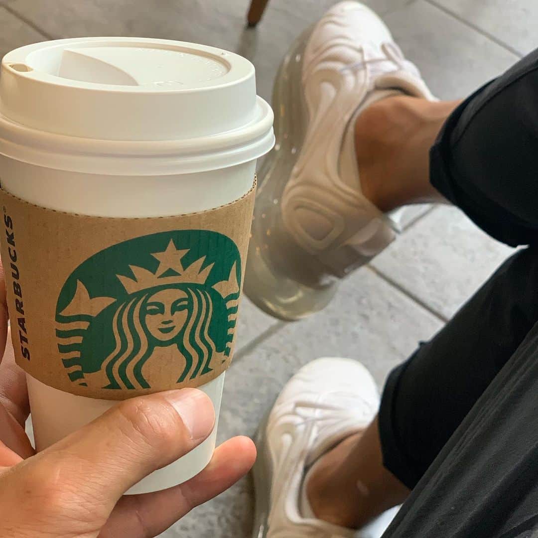 のインスタグラム：「スターバックスとエアーマックス。 #starbucks #airmax #coffee #airmax720 #天神 #福岡」