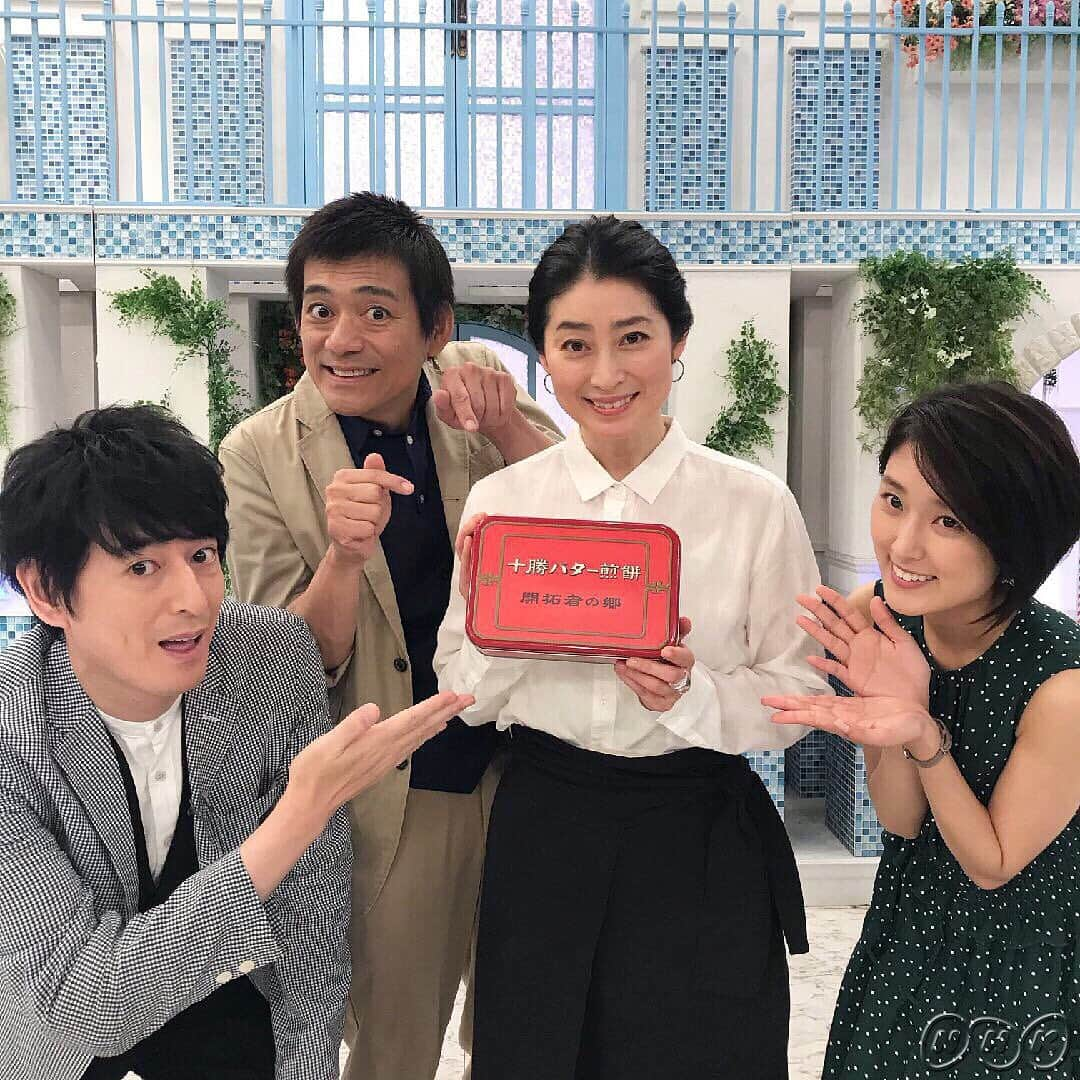 あさイチさんのインスタグラム写真 - (あさイチInstagram)「おうみです。ゲストは仙道敦子さん！23年ぶりにテレビの世界に戻るのはとっても勇気の要ることだったと思います。 女性の生き方には、色んな選択肢があることを示してくださったように思いました。 仙道さんご自身も、雪次郎のお母さんやおしんのお姉ちゃんのように、優しく、なんだかホッとさせてくれる方でした✨✨ ちなみに雪月のバターせんべい、バターのコクが濃厚で美味しかったです！！ #仙道敦子 さん #なつぞら #小畑家 #雪次郎 #母 #雪月 #バターせんべい #手づくり #喉に詰まっちゃった！？ #おしん #お姉 ちゃん #博多華丸大吉 さん  #近江友里恵 アナ #あさイチ #NHK #8時15分から」6月28日 11時42分 - nhk_asaichi