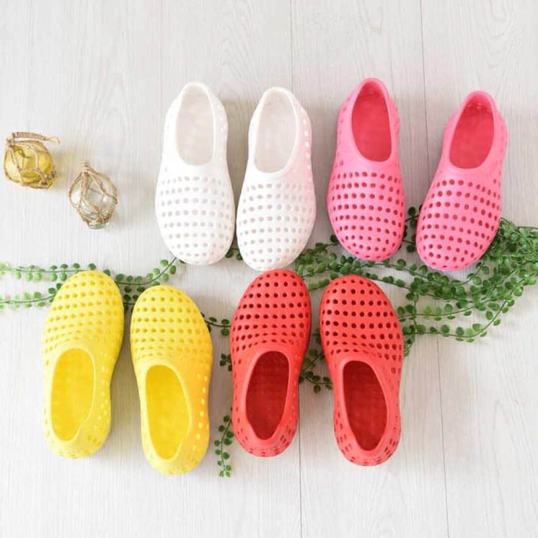 smarbyさんのインスタグラム写真 - (smarbyInstagram)「. 夏にぴったりな「ccilu（チル）」の快適シューズをご紹介！  cciluのシューズは、独自に開発した合成樹脂ECO素材「ccilucell（チルセル）」を採用し、軽さとクッション性を実現。  こちらのccilu amazonは、アマゾン先住民の間で受け継がれる、伝説の草サンダルがルーツ。 驚きの軽さとcciluならではの穴あきデザインのサンダルは、夏のアウトドアシーンに映えるカラフルなバリエーション！ 海に川に、夏のレジャーに大活躍！ この夏、ぜひcciluのシューズを取り入れてみてはいかがでしょうか？  cciluの商品がMAX60%OFF！ いますぐタイムセールをチェック★ . まもなく終了！！（6/30まで！）. —————————————————— smarbyアプリ「100万ダウンロード達成記念キャンペーン」を開催中です。 お得すぎる！この機会をぜひご利用ください♪ ——————————————————. . . #ccilu#チル#チルサンダル#キッズサンダル#アウトドアサンダル#ママシューズ#smarby#スマービー#子供服通販#サマーセール開催中#ダウンロードキャンペーン#ポイントプレゼント#ただぽち」6月28日 11時46分 - smarby_official