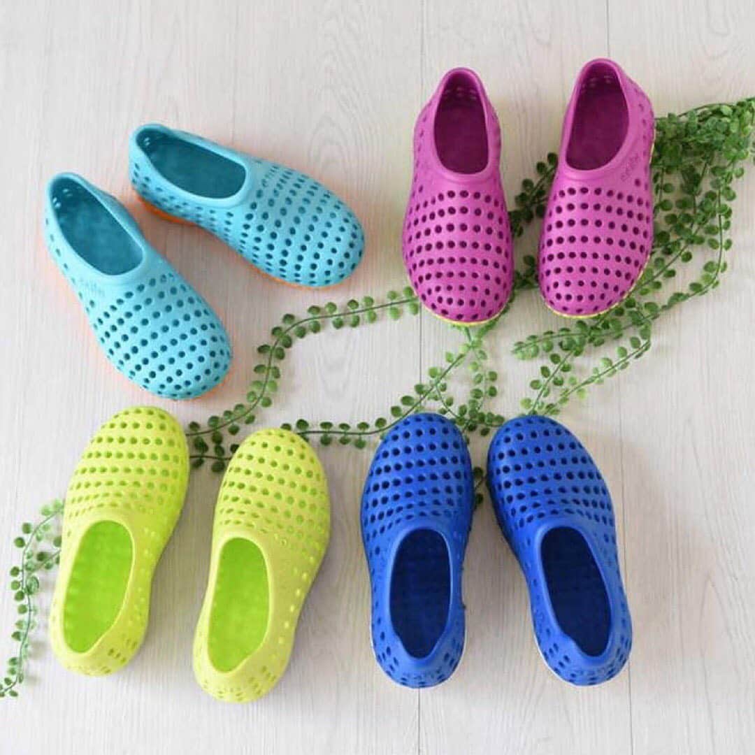 smarbyさんのインスタグラム写真 - (smarbyInstagram)「. 夏にぴったりな「ccilu（チル）」の快適シューズをご紹介！  cciluのシューズは、独自に開発した合成樹脂ECO素材「ccilucell（チルセル）」を採用し、軽さとクッション性を実現。  こちらのccilu amazonは、アマゾン先住民の間で受け継がれる、伝説の草サンダルがルーツ。 驚きの軽さとcciluならではの穴あきデザインのサンダルは、夏のアウトドアシーンに映えるカラフルなバリエーション！ 海に川に、夏のレジャーに大活躍！ この夏、ぜひcciluのシューズを取り入れてみてはいかがでしょうか？  cciluの商品がMAX60%OFF！ いますぐタイムセールをチェック★ . まもなく終了！！（6/30まで！）. —————————————————— smarbyアプリ「100万ダウンロード達成記念キャンペーン」を開催中です。 お得すぎる！この機会をぜひご利用ください♪ ——————————————————. . . #ccilu#チル#チルサンダル#キッズサンダル#アウトドアサンダル#ママシューズ#smarby#スマービー#子供服通販#サマーセール開催中#ダウンロードキャンペーン#ポイントプレゼント#ただぽち」6月28日 11時46分 - smarby_official