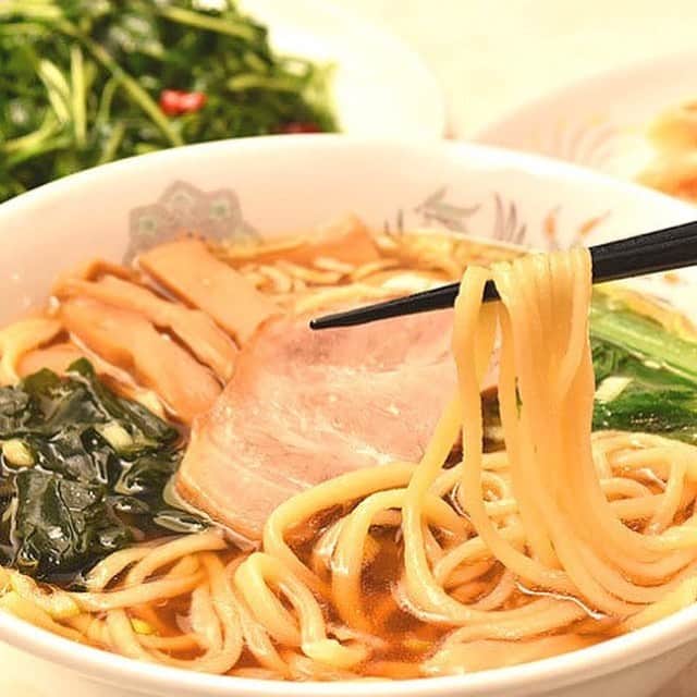 東京カレンダーさんのインスタグラム写真 - (東京カレンダーInstagram)「手打ちラーメンが名物の『銀座 ヤンヤン』。鶏ガラ、香味野菜、煮干し、昆布などで出汁をとった、創業以来変わらぬ味わいのスープがモチモチ感を惹き立てる。 #東京カレンダー #東カレ #tokyocalendar #東銀座 #ヤンヤン #手打ちラーメン正油 #ラーメン」6月28日 12時02分 - tokyocalendar