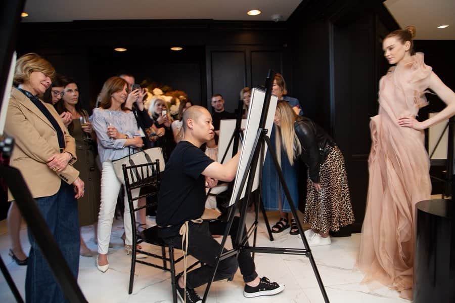 Bergdorf Goodmanさんのインスタグラム写真 - (Bergdorf GoodmanInstagram)「ABOUT LAST NIGHT 🗒 Designers Off Duty returned with @jasonwu hosting a private sketching class at BG! Swipe left to see the evening’s most memorable moments. [photos: @tiffany_sage / @bfa] #BGOffDuty」6月28日 12時08分 - bergdorfs