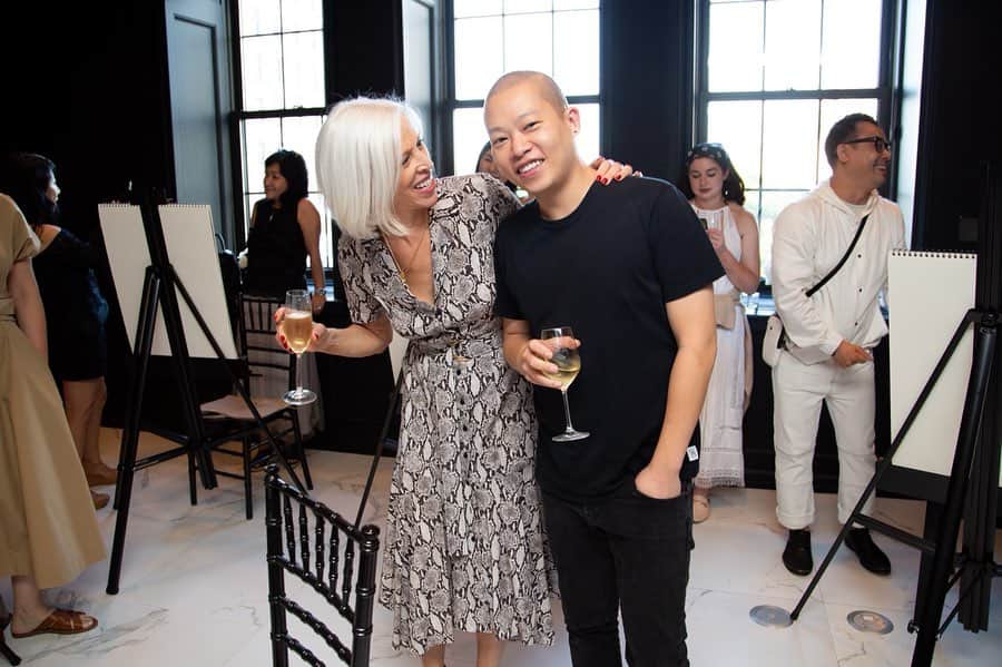 Bergdorf Goodmanさんのインスタグラム写真 - (Bergdorf GoodmanInstagram)「ABOUT LAST NIGHT 🗒 Designers Off Duty returned with @jasonwu hosting a private sketching class at BG! Swipe left to see the evening’s most memorable moments. [photos: @tiffany_sage / @bfa] #BGOffDuty」6月28日 12時08分 - bergdorfs