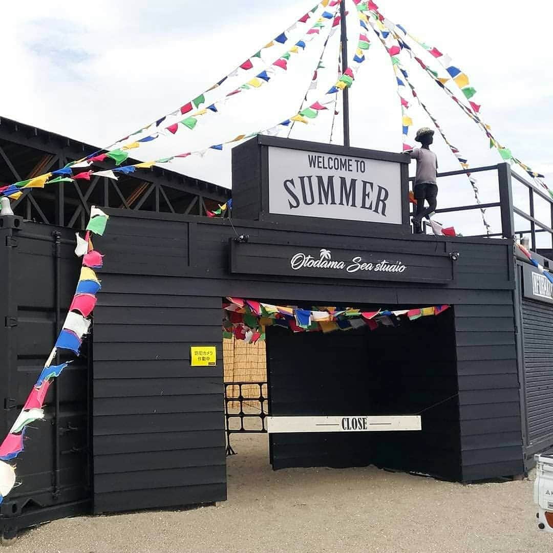 のインスタグラム：「三浦海岸にて5月よりすでにオープンしている「OTODAMA SEA STUDIO 2019」。夏季限定の音楽祭は今年も盛り上がってます🎸🎤 海水浴とライブで遊び倒しちゃいましょう😉🎉 #海開き #海 #ビーチ #海水浴 #夏空 #湘南 #音霊 #サーフィン #自然写真 #OTODAMA #igで繋がる海 #海好きな人とつながりたい #ダレカニミセタイケシキ #夏フェス #三浦半島いいところ🙌 #ライブハウス #音楽祭 #ダイビング #海遊び #海好き女子 #OTODAMASEASTUDIO #絶景 #マホロバマインズ #癒し #リゾートホテル #マホロバケーション #三浦半島 #三浦海岸 #マホロバ #マホロバマインズ三浦」