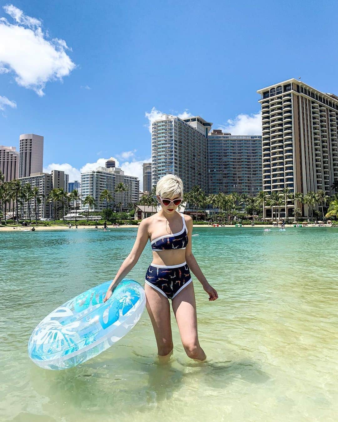 サマンサ麻里子さんのインスタグラム写真 - (サマンサ麻里子Instagram)「When a stray floatie became the perfect prop for my photo 💙 #tgif | 📸 @chihiroyuda ⠀ . . . #hawaii #waikiki #honolulu #beach #beachweather #bikini #swimwear #aerie #aeriejp #aeriereal #aerierolemodel #summervacay #summervibes #tokyoblogger #tokyomodel #weekendvibes #samanthamariko」6月28日 12時16分 - samanthamariko
