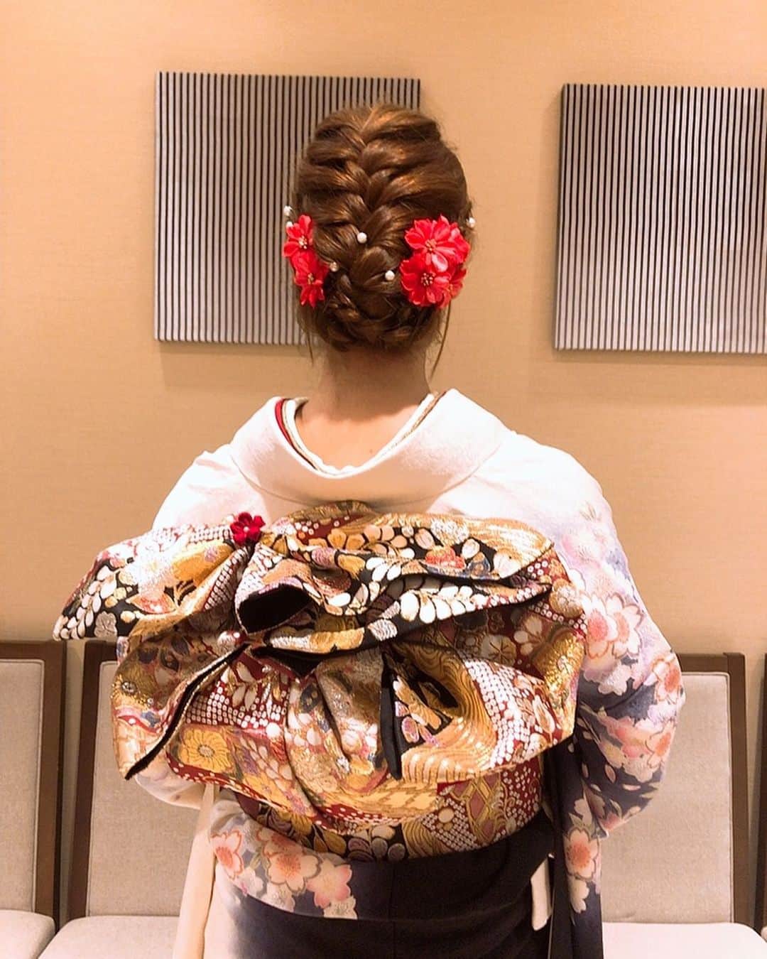 安藤麻貴さんのインスタグラム写真 - (安藤麻貴Instagram)「久しぶりにmy振袖を着ました‪(❁´ω`❁)‬ 17歳の時に作ってもらった振袖。 成人式の時はフランスに住んでいて着ることができなかったので、着られるうちは沢山着てあげたい♡ 帯もとても素敵に仕上げて頂きました。 地元の美容院がヘアセット上手でびっくり( ੭ ˙ᗜ˙ )੭ 急遽東京で買っていった髪飾りも、落ち着いた感じで振袖にも合ってたから良かった♡  #着物 #kimono #振袖 #結婚式 #japanesegirl #japan」6月28日 12時10分 - maki_nyan_3