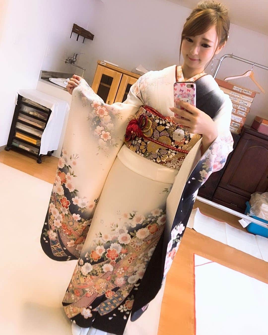 安藤麻貴さんのインスタグラム写真 - (安藤麻貴Instagram)「久しぶりにmy振袖を着ました‪(❁´ω`❁)‬ 17歳の時に作ってもらった振袖。 成人式の時はフランスに住んでいて着ることができなかったので、着られるうちは沢山着てあげたい♡ 帯もとても素敵に仕上げて頂きました。 地元の美容院がヘアセット上手でびっくり( ੭ ˙ᗜ˙ )੭ 急遽東京で買っていった髪飾りも、落ち着いた感じで振袖にも合ってたから良かった♡  #着物 #kimono #振袖 #結婚式 #japanesegirl #japan」6月28日 12時10分 - maki_nyan_3