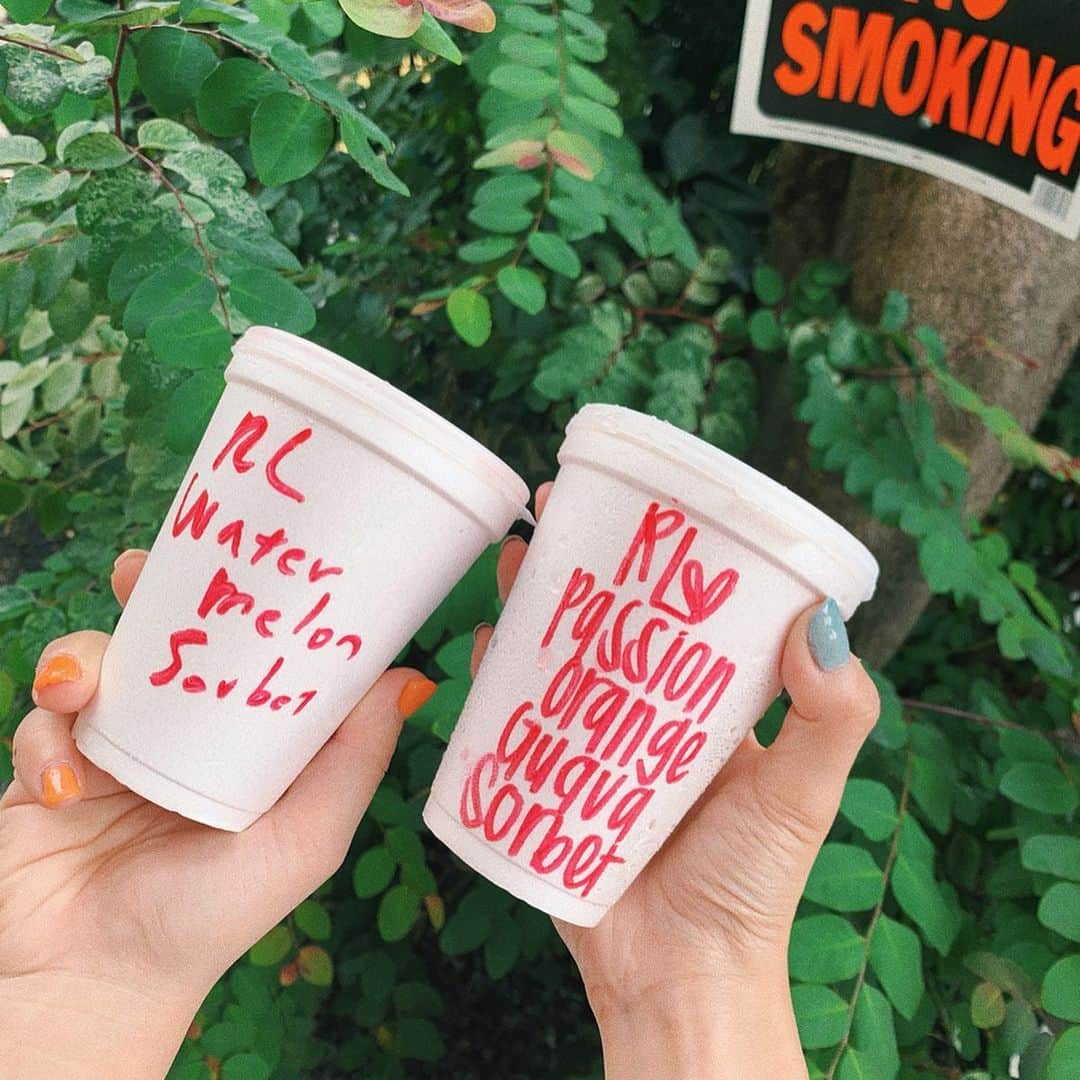 sayocoのインスタグラム：「念願だった「高橋果実店」🍉🍊🍍🍑 ・ シャーベット美味しかった🍧💓 みんなで買って、いろんな味楽しめた😋🌈 ・ ・ #高橋果実店 #hawaii#waikiki#honolulu#sorbet#sayo_trip」