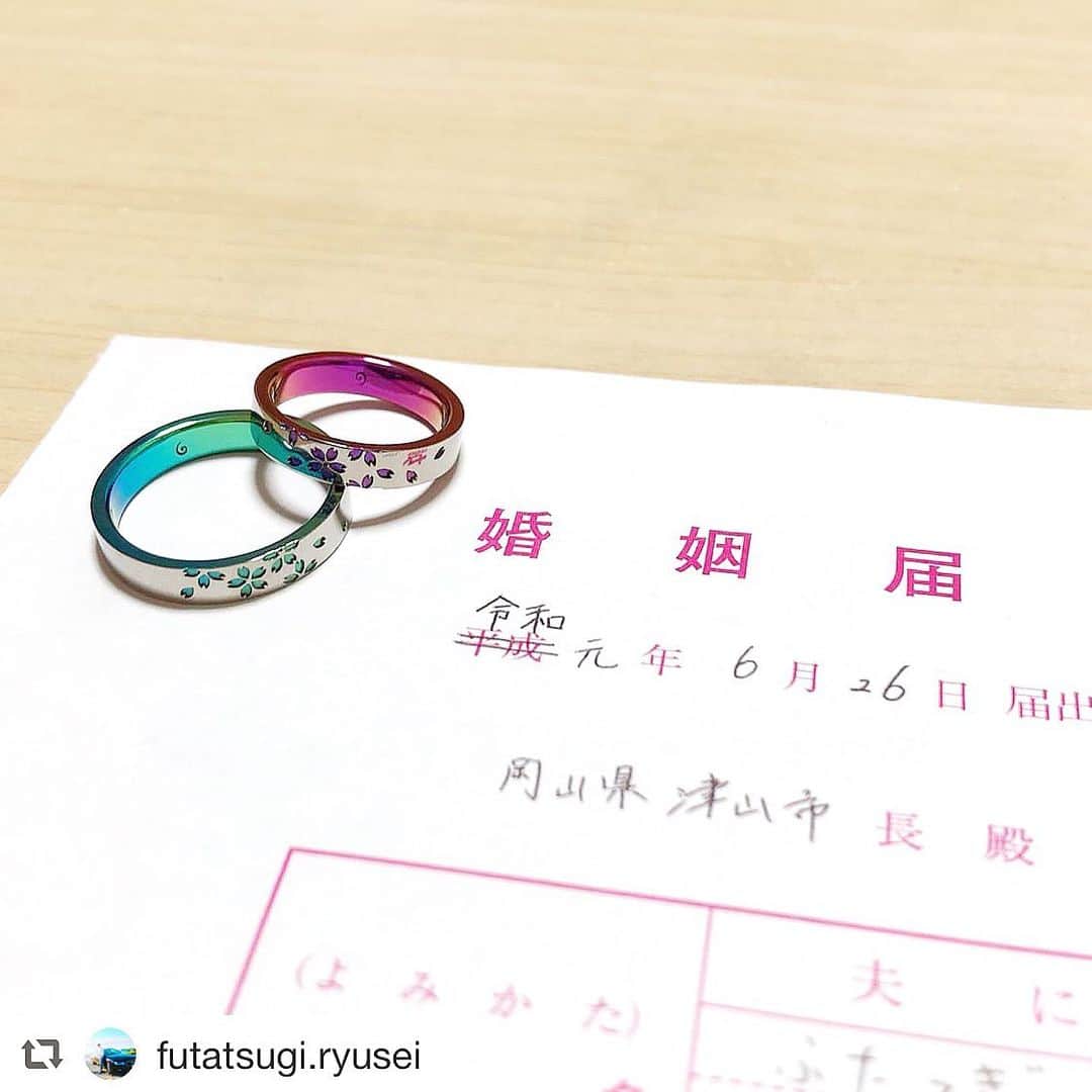SORA ≪SORA表参道の公式アカウント≫のインスタグラム：「. @sora_omotesando をフォローして、ぜひ『 #結婚指輪sora 』のハッシュタグを入れてお写真を投稿してください＊* . こちらのお写真は @futatsugi.ryusei さまからリグラムさせていただきます♪ . #結婚指輪 #婚約指輪 #表参道 #金属アレルギー #金属アレルギー対応 #レアメタル #鍛造  #手作り #手作り指輪 #マリッジリング  #ブライダル #ウェディング #プレ花嫁 #クリエィティブ #デザイン #bridal #wedding #jewelry #ring #weddingring #creative #design #japaneseart #madeinjapan  #サムシングブルー #桜 #sakura #令和 #令和婚」