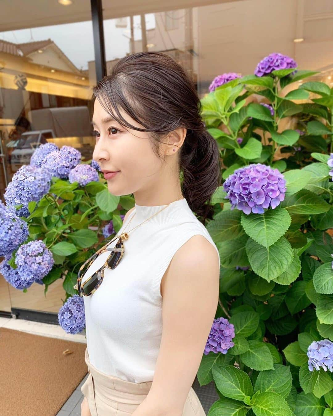 権田裕美さんのインスタグラム写真 - (権田裕美Instagram)「・ 息子のヘアカットに便乗して アレンジしてもらっちゃった♪ ・ ・ 半端な前髪の長さでも オイルを馴染ませて束感を出すとスッキリするみたい〜♪ ・ この長さを乗り越えれば きっとしっくりくるはず…🥺 @gu_global  で2色買いしたハイネックセーター 形が綺麗〜✨」6月28日 12時19分 - yumigonda