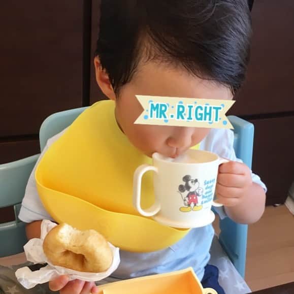 蒲生麻由のインスタグラム：「右手にドーナツ🍩左手に牛乳🥛 この組み合わせがたまらん❣️ らしいです(笑)  #ドーナツと牛乳 #最高の組み合わせ #らしい #好みはパパと一緒 #babyboy #2歳児 #2歳4ヶ月 #28monthsold #男の子ママ #最愛の息子」