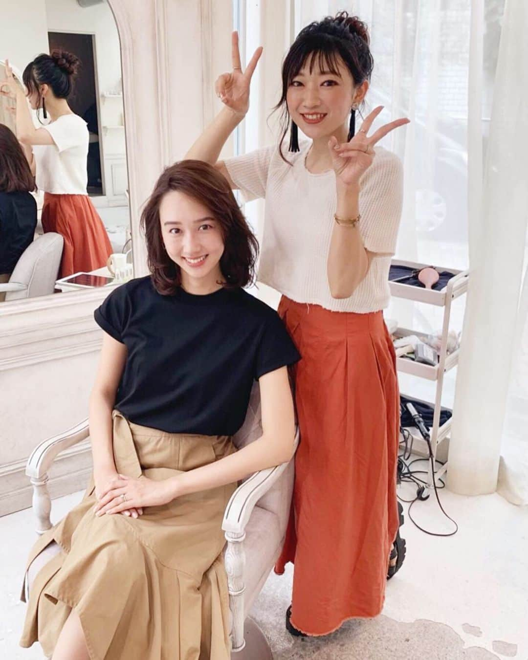 宮原幸恵さんのインスタグラム写真 - (宮原幸恵Instagram)「大好きな汐織ちゃん♡♡♡ 昨日もヘアメンテナンスに来てくれたよっ！ 毎回のことだけど笑いの絶えない時間でしたwww ・ 今撮る撮影って秋物が多いから 秋を意識したいのは山々なんだけど… リアルは夏本番直前だし 気分的には夏だよねぇ〜。。。 ・ ってことで色も明るさも 絶妙な感じで狙って行きました♡笑笑 ・ 黄色味は抑えて… 赤味は落ち着かせるけど 茶色味はそのまま… 柔らかくカジュアルに… でも、艶っぽくどこか上品さも残しつつ… みたいな！！！！笑笑 ・ もちろんトリートメントもしたよ♡ 一本一本がしっかりして サラツヤになりました♡♡♡ ・ 汐織ちゃんは自宅でも Flowersのシャンプー愛用してくれてるの！ リピートもしてくれててありがとう！ 嬉しいなぁ♡♡♡♡ ・ ご飯食べにいったり 公私ともに仲良くさせてもらってる汐織ちゃん♡ 根明で飾らない性格のハッピーガール！！ なのに育ちの良さがにじみ出る上品さ。 え？なんなの？憧れなんですけど…❤︎ ・ そんな大好きな汐織ちゃん 本日ハッピーバースデー！！！！！！！ さらに魅力を増してステキな女性に…♡♡ 今後の彼女が楽しみでしかない！！ だって絶対一生キレイ！！！！ その歳その歳でずっとキレイ！！！！ いいなぁ♡← ・ 本当におめでとう♡ そしていつもありがとう♡♡♡ 〓〓〓〓〓〓〓〓〓〓〓〓〓〓〓〓〓〓〓〓〓〓〓〓〓 ・・ price・・ ・・ cut➡︎￥８５００＋tax cut＆color➡︎￥１８０００＋tax cut &treatment➡︎￥１５０００＋tax cut＆color＆treatment➡︎２４５００＋tax hairset➡︎￥７０００＋tax ・・ ・・ ○もちろん縮毛矯正やパーマなどなど…他のメニューもご予約可能です！！ ○カラーは全体・根元から毛先まで 染めた場合の値段表記です！ ○根元のみやハイライトなどのポイントカラー ダブルカラーなどですと料金変動します！！ ○カラーのみ・トリートメントのみなど カットなしのメニューの場合は シャンプーブロー代（￥３０００）頂いております！ ○前髪カットのみのご予約も可能です♡（￥１５００） ○ヘッドスパもやってます♡ ○全ての施術においてロング料金等は頂いておりません！！ ○分からないことは何でもお気軽にお問い合わせ下さい！！ DMもしくはLINE @にてお待ちしております♡ ⚠︎ 前のサロンで 担当させて頂いたことがある方は お伝えいただけると助かります♡♡ 〓〓〓〓〓〓〓〓〓〓〓〓〓〓〓〓〓〓〓〓〓〓〓〓〓 #松原汐織 #モデル #美女 #才色兼備 とはこの子のこと。 #ヘアカラー #透明感カラー #ベージュ系ヘアカラー #ブラウンベージュ #トリートメント #ヘアトリートメント #ヘアケア #ヘアメンテナンス #艶髪 #美髪 #Flowersシャンプー #Flowersヘアケア #表参道美容室 #美容室Lily #宮原幸恵」6月28日 12時27分 - yu.ki.0117