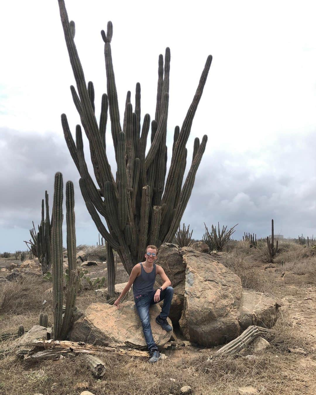 アンドレイ・ロゴジンさんのインスタグラム写真 - (アンドレイ・ロゴジンInstagram)「Throwback to an ATV adventure this contract in the Aruba desert!🌵 #atv #desert #quad #aruba #мода #тачка #приключение #пустыня #showskater #throwbackthursday」6月28日 12時34分 - andreirogozine