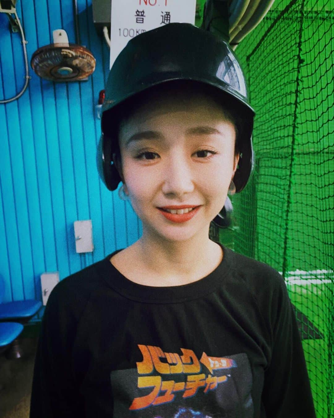 まりゑさんのインスタグラム写真 - (まりゑInstagram)「マジで“へっぽこ”でしかなかった⚾️💧 お団子頭にメットはダメよダメダメ🙅‍♀️久しぶりの“外野くん”登場ですw #バッティングセンター  #初心者 #へたくそ  #外野くん #へっぽこ  #リューン風の魔法と滅びの剣」6月28日 12時36分 - manmarumarie