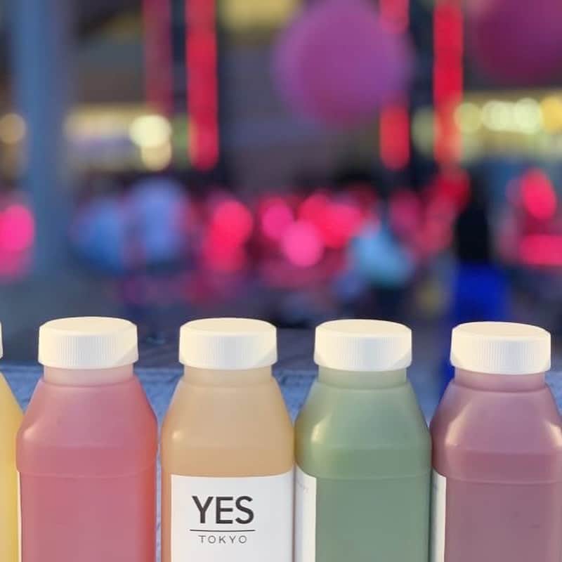 のインスタグラム：「. . 【lululemon】 . 「Yoga Change My Life」 国際ヨガデー＠六本木ヒルズアリーナ . 6月21日の国際ヨガデーに行われた @lululemonjp主催のイベントにて YES TOKYOのコールドプレスジュースを 販売いたしました！ . 今回は、六本木ヒルズアリーナにて 約200人のヨギーニが集まり ヨガを楽しみお祝いしました。 . 多くの方にYES TOKYOのコールドプレスジュースも 楽しんでいただきました🌈 . . . @yestokyo #YES #yestokyo #coldpressedjuice #yoga  #yogastudio #yogi #yogini #lululemon #ヨガ #ヨガスタジオ #ヨガインストラクター #コールドプレスジュース #ジュースクレンズ #中目黒 #二子玉川 #二子玉川ライズ #渋谷 #中目黒ヨガ #ダイエット #ヨガインストラクター募集 #ヒップアップ #朝ヨガ #ヨガウェア #ピラティス #スタイルアップ #ヨガポーズ #ルルレモン」