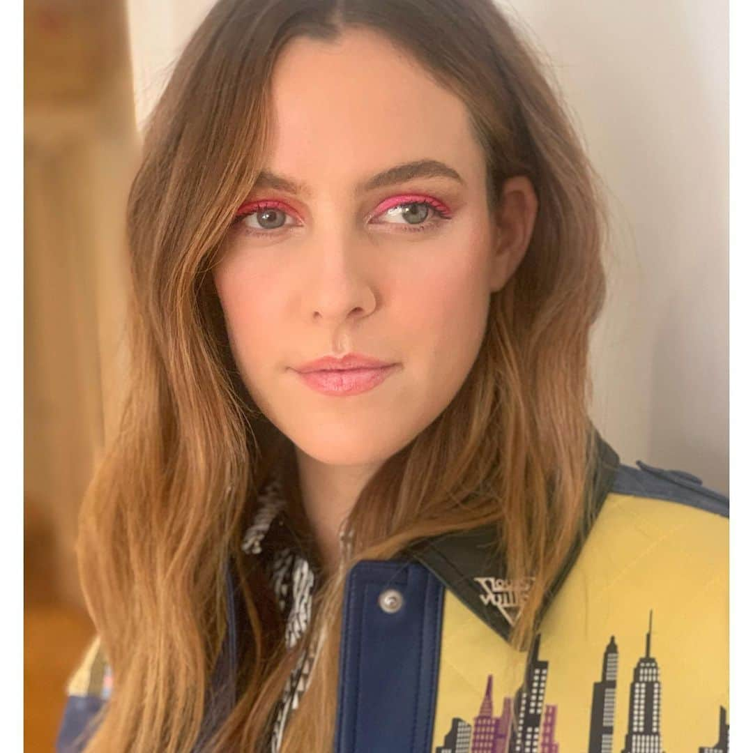 レイチェル・グッドウィンさんのインスタグラム写真 - (レイチェル・グッドウィンInstagram)「R I L E Y 💕 Couldn’t adore this person more... @rileykeough x @louisvuitton Styling @sweetbabyjamie Hair @hairbyjohnd pop of pink liner by moi #rachelgoodwinmakeup #rileykeough #louisvuitton」6月28日 12時46分 - rachelgoodwinmakeup