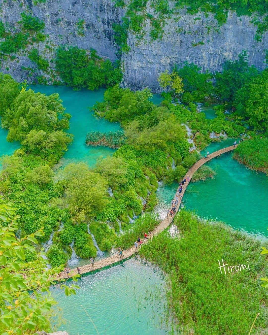 エイチ・アイ・エスさんのインスタグラム写真 - (エイチ・アイ・エスInstagram)「本日の1枚 🚩 クロアチア・「プリトヴィツェ湖群国立公園」 📸@hiromitravel さん 🎙ご本人コメント #クロアチア といえば プリトヴィツェ湖群国立公園 🌿🌿 ＊ エメラルドグリーンの水はカルシウムのせいだと聞きました。 飲むのはおすすめじゃないみたいです💦 ＊ 透き通った水に92の滝、美しすぎました✨✨✨ ＊＊＊＊＊＊ こんにちは😊 本日から #世界遺産のセカイ2019 がスタートしました💁🏻‍♀️ 国内・海外の世界遺産スポットでのお写真をご紹介します☺️📸 すでに、投稿頂いたみなさま、ありがとうございます！ (お写真募集：7/9(火)まで) 7/10(水)に、ギャラリーに9枚の素敵なお写真を揃え 「行ってよかった世界遺産9選！」という記事を 弊社メディア「Like the World」UPさせて頂き各SNSアカウントでもご紹介させて頂きます！ ＊＊＊＊＊＊ 昨日までご紹介したお写真を使わせて頂き、 「2019年版！おすすめ紫陽花スポット9選！」 記事を、弊社メディア「Like the World」にUPし、各SNSアカウントでもご紹介させて頂きました✨ ぜひ、プロフィール画面のURLから、ご覧ください！ @his_japan ＊＊＊＊＊＊ 今月の旅の思い出は @his_japanをタグ付け頂き #LW6月の旅 で投稿お待ちしてます😃 (厳選させて頂いたお写真を使わせて頂き 弊社メディア「Like the World」で 記事をUPさせていただく予定です。)」6月28日 12時47分 - his_japan