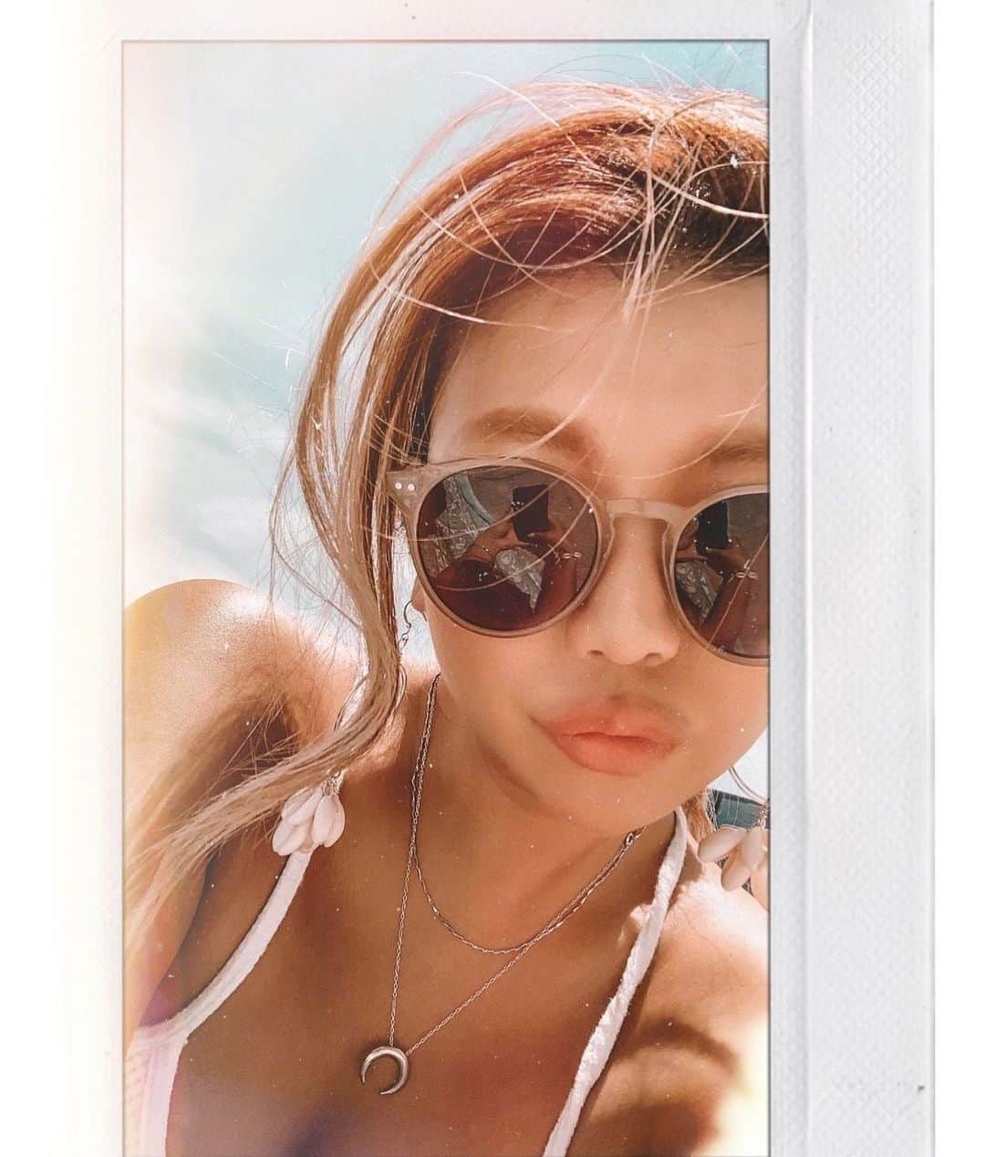 のインスタグラム：「🐚 . . 嵐の前の静けさ？？ 台風どこいった？ 今年はサングラスも ベージュのフレームがお気に入り❤︎ よく聞かれるけど普段かけてるのは @flex_japan がほとんど🕶20個以上持ってたw . #どあっぷすまん」