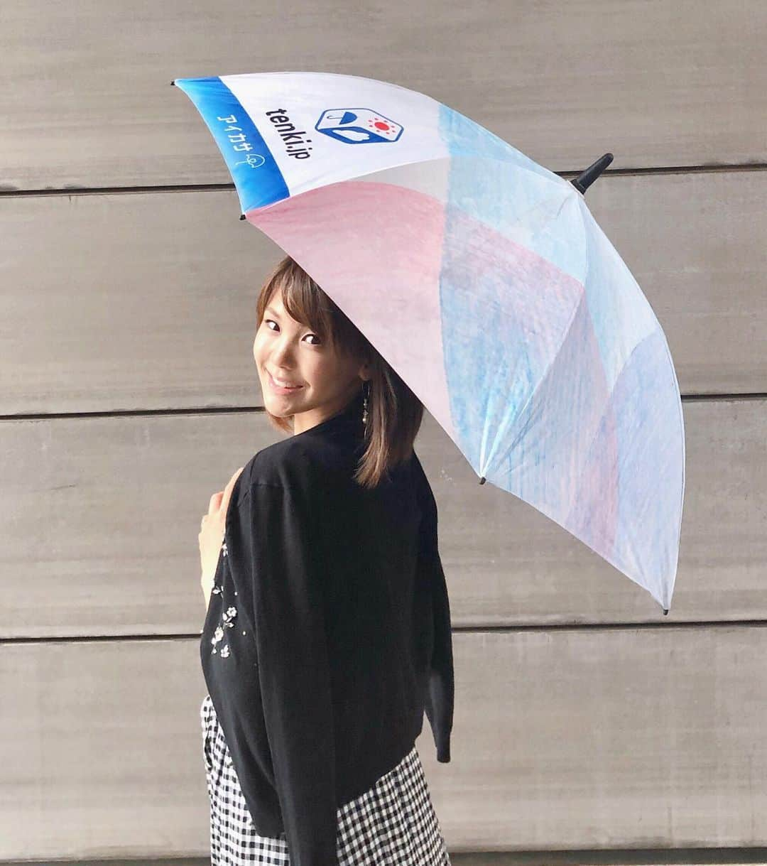 長谷川真美さんのインスタグラム写真 - (長谷川真美Instagram)「☂️ ・ ついつい増えていくビニール傘😭 急な #雨の日 とか傘に困って よくビニール傘買ってしまうんだけど… 本当に #もったいない 💦 ・ 傘の新シェアリングサービス 「 #アイカサ 」始めてみました💗 凄いいいサービスと思わない？👀 無駄なプラスチックを使わなくて良いから 環境に優しいよね！！！ ・ LINEで登録して簡単にかりれて 好きな場所で返せて凄い便利😍✨ 料金も1日70円で しっかりした傘をかりれました🌂💕 ・ 24時間以内なら違う傘でも何度でも 同一料金でレンタルできるんだって🙌❤️ ・ #プラスチックスタート #PR #エコ #環境保護 #アースデイ #エコ活 #梅雨」6月28日 13時00分 - maami.hase