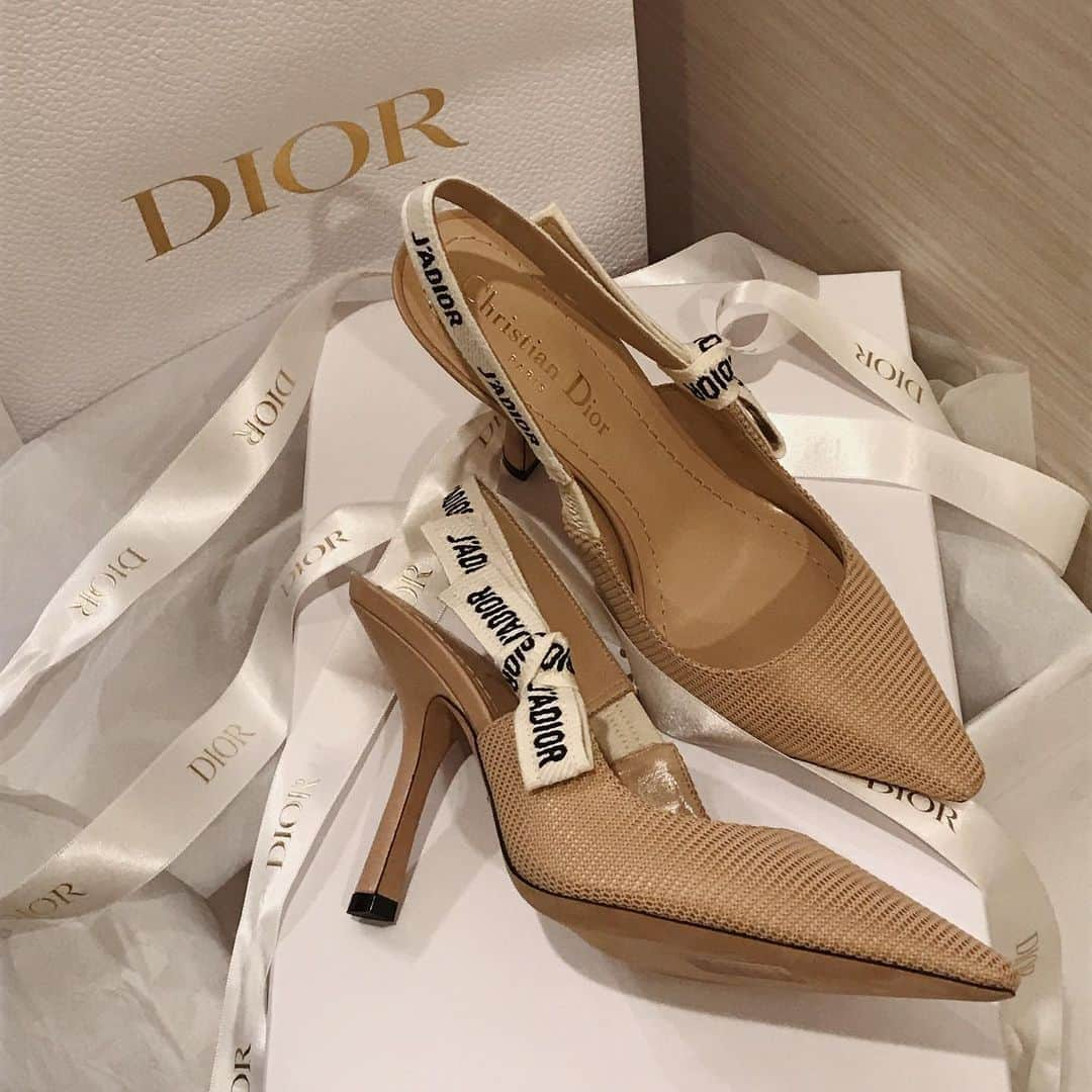 椿彩加さんのインスタグラム写真 - (椿彩加Instagram)「. New heels🛍 . #dior #heels #diorheels #shopping #new #mybaby #beige #pumps #ディオール #ヒール #パンプス #履きやすくて #黒からの #ベージュ #色違い #かわいい #雨多くて #なかなか #履けない」6月28日 12時58分 - ayaka_tsubaki23