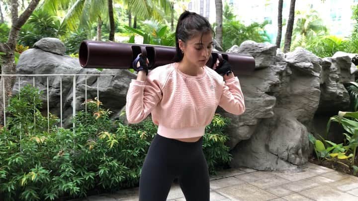 アン・カーティスのインスタグラム：「Today’s workout with @arnoldaninion. Did 4 sets of this circuit. I was dying. Legs and arms were killing me. Arnie was obviously inspired by the new hiphop playlist. Only problem for me? I can’t help dancing when a good song comes on 😂. . P.S - wait for the deadly stare when he tells me “no Baby Squats here. Lower” 🤬. Enjoy guys! To those following our workouts YOU GOT THIS!!! 👊🏼. . Music: YIKES by Kanye West. . . WARM UP. - 1min jumping jacks. - 1min kettlebells swings. . CIRCUIT SESSION. 45secs on 15sec rest. - box jumps. - clean and press. - medicine ball curtsy squats. - sing leg lunges. - overhead presses. - medicine ball (overhead) box step up with a high knee. - high knees. - rear squats.」