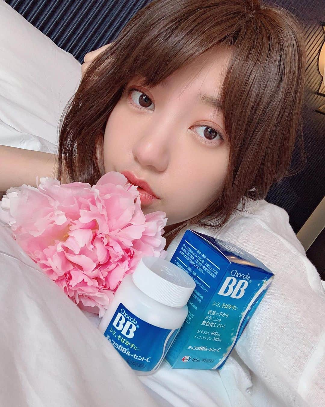 パフ・クオさんのインスタグラム写真 - (パフ・クオInstagram)「長途飛行到巴黎 有Chocola BB 小藍瓶 讓我維持肌膚健康和好氣色 #paris#trip #ChocolaBB #ChocolaBBLucentC」6月28日 13時09分 - aohsuehfu