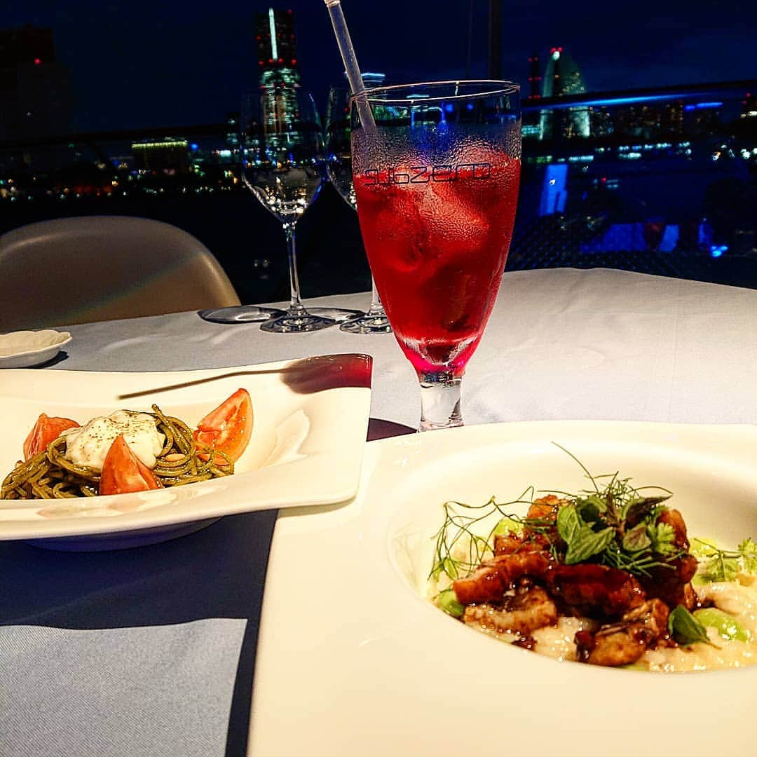 西内みなみさんのインスタグラム写真 - (西内みなみInstagram)「横浜大桟橋にあるSub ZERO🚢⚓で dinnerしてきたよ〜🌃 ▹▸スワイプしてね︎☺︎ . とってもオシャレで、 夕方には夕焼けが綺麗で観覧車が、 18:30から点灯し出すからそれが 綺麗で( ；o； )！ 夜景も本当に本当に綺麗で写真たくさん 撮っちゃった📷✨ 夕方と夜両方楽しめちゃう🌇🌃 . お料理も美味しくて、 ドリンクもリーズナブルだったよ♡♡ ぜひデートや特別な日に行って欲しい！ 私も次はデートで来ようかな♡♡ (※相手がいなかった😧笑) #横浜 #サブゼロ #subzero #大さん橋 #大桟橋 #dinner #夜景 #写真映え #デートスポット #pr #🌃」6月28日 13時05分 - miiiiiiu3u6