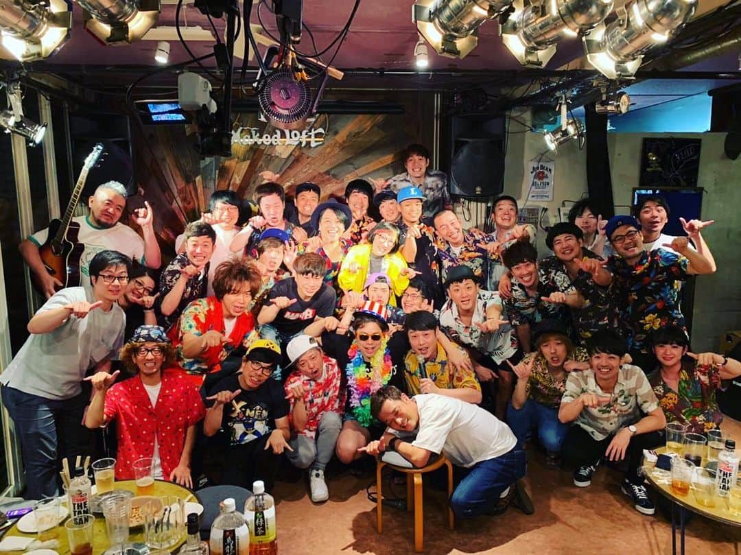 大川知英のインスタグラム：「ギンナナきくっちゃんの送別会🤡 こんなにたくさんの仲間が集まり 笑いが絶えない時間でした❗️ きくっちゃん、さよならでは無いから悲しくわないけど寂しい！ 込み上げるものはあったけど、何か成し遂げると俺は思う💩 向こうでかまして来てくれー❗️🇺🇸また会う日までじゃねバイ。 #ギンナナ#菊池健一送別会 #ハワイでかます男#2期生同期 #思い出が蘇る#アロハ#amecajiboys #takatsubase」