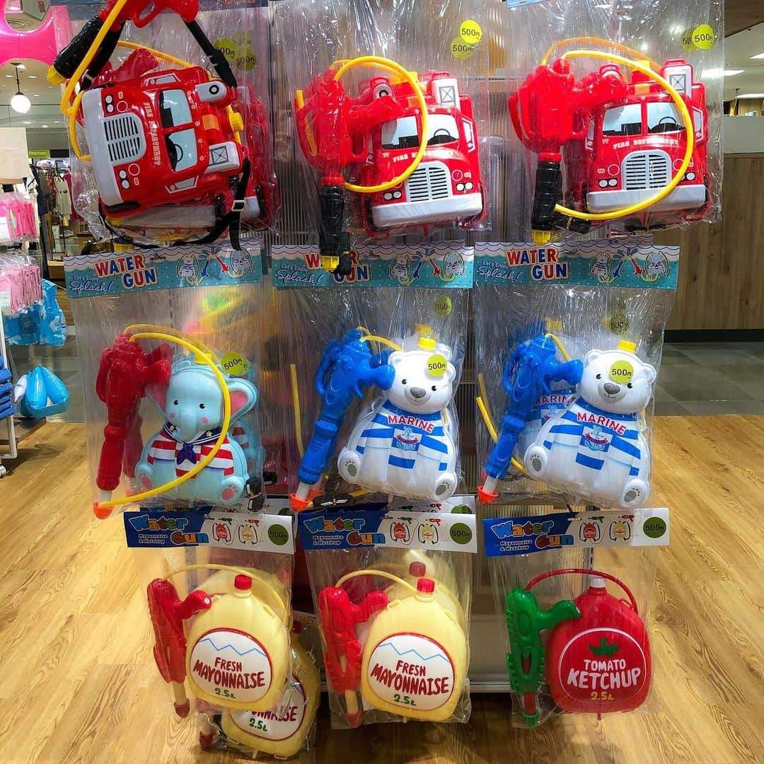3COINS lN LUMINEさんのインスタグラム写真 - (3COINS lN LUMINEInstagram)「・ こんにちは😊 ルミネ荻窪店です✨ ・ ・ 今回のご紹介は 水鉄砲です💦 ・ ・ 夏ももぉすぐそこ！ 暫く雨が続きますが 我が家はあえて どうせ濡れるならと 雨の日にも 遊ばせちゃってます😆💦 ・ ・ 大人気 消防車柄も まだまだご用意ございます✨ こちら 2つ穴タイプになっておりますので 意外と威力ありました！ ・ ・ 本日から 2つ穴水鉄砲も 200円＋taxと お値段が更にお買い求めやすく なっております✨ ・ ・ リュック型水鉄砲は 500円＋taxと なっております😊 ・ ・ ⚠️注意事項⚠️ 写真のお色味は 参考になります。 モデルは背が95センチになります。 実際と感じが 違う場合がございます。 在庫は店舗にて異なります。 各店舗にてご確認下さいませ。 ・ ・ 3COINSでもポイントがたまるアプリがございます！ まだインストールされてない方も この機会に是非インストールいかがですか🐣 ・ パルクローゼットで検索してみて下さい✨ ・ ・ #3coins #スリコ #ルミネ荻窪 #夏 #水鉄砲 #子供 #夏休み #楽しい #アウトドア #家族 #暑い #可愛い #大人気 #消防車 #アニマル #サバイバル #落合イチオシ👈」6月28日 13時17分 - 3coins.in.lumine