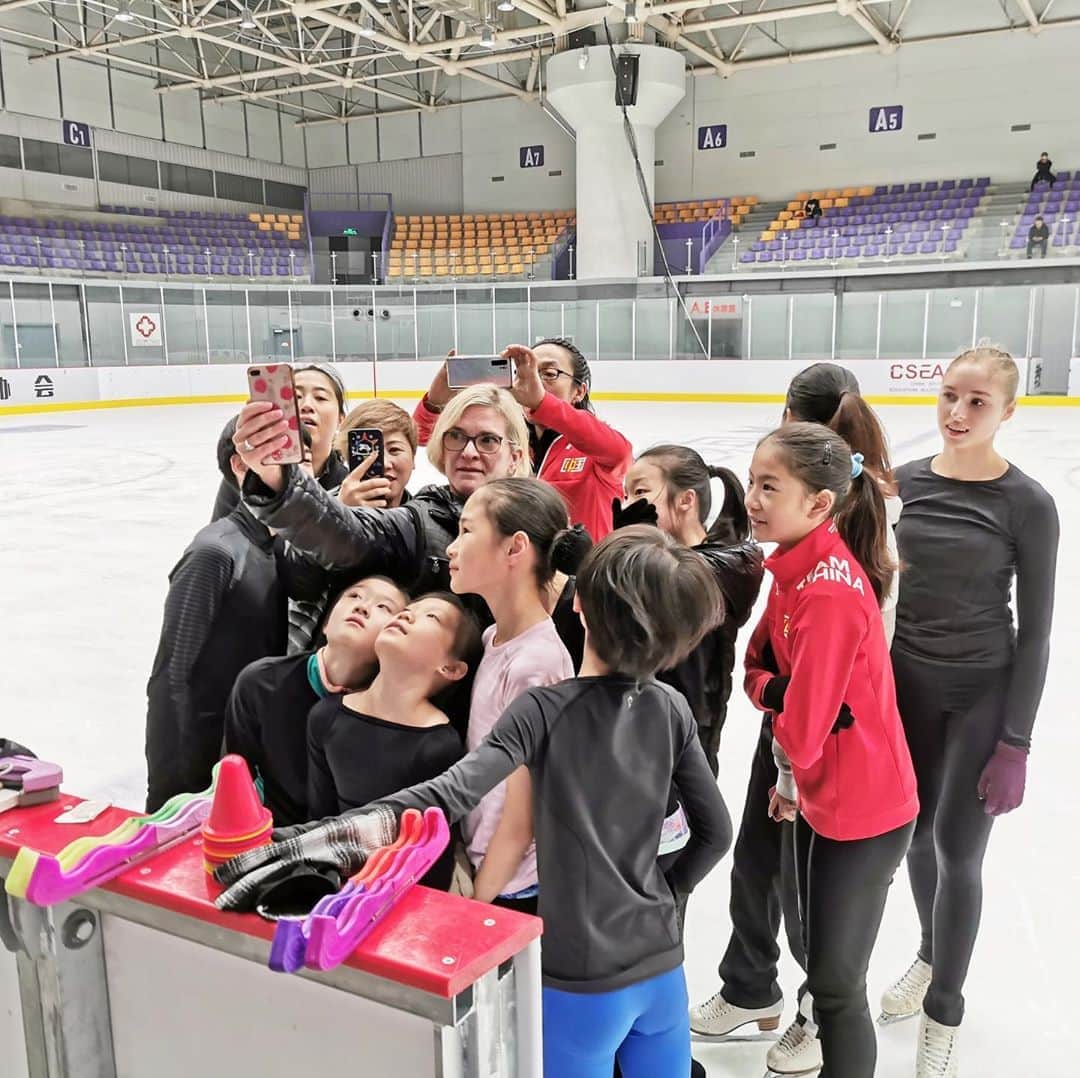 ブライアン・オーサーのインスタグラム：「Paige’s spin class and a captive audience! #China #great week」