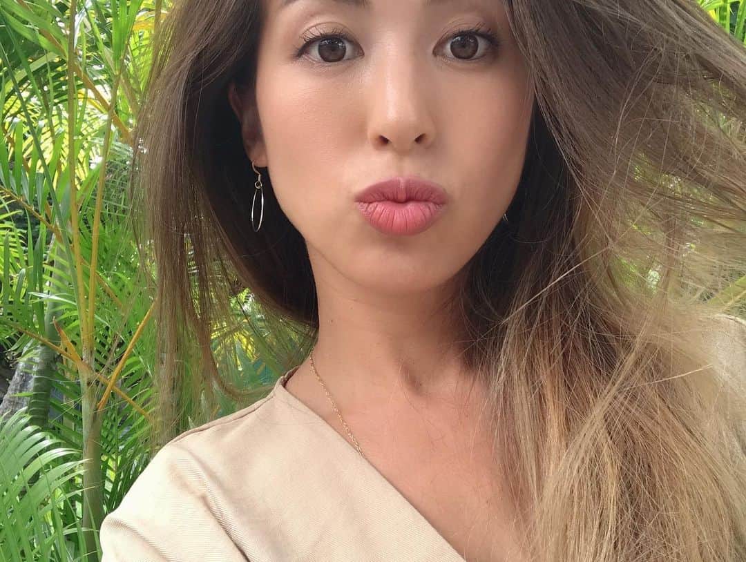 Mieさんのインスタグラム写真 - (MieInstagram)「湿気でボサボサっ😝💦💦💦 . 今日ね、ふと朝ごはんにアボカド切ってたら、昨日スーパーですぐに食べれそうな逸材を厳選して買ってきたアボカドがパーフェクトに熟れていて、その瞬間、私って主婦になったんだなーって感慨深くなったの🤪 みんなは、どんな時に感慨深くなる？ . .  #ハワイ生活 #アボカド #ハワイ産のアボカド #食べたことある？ #濃厚で美味しいの🥑 #旬なモノ #我が家のマンゴーも #あとちょっと」6月28日 13時24分 - miefromhawaii