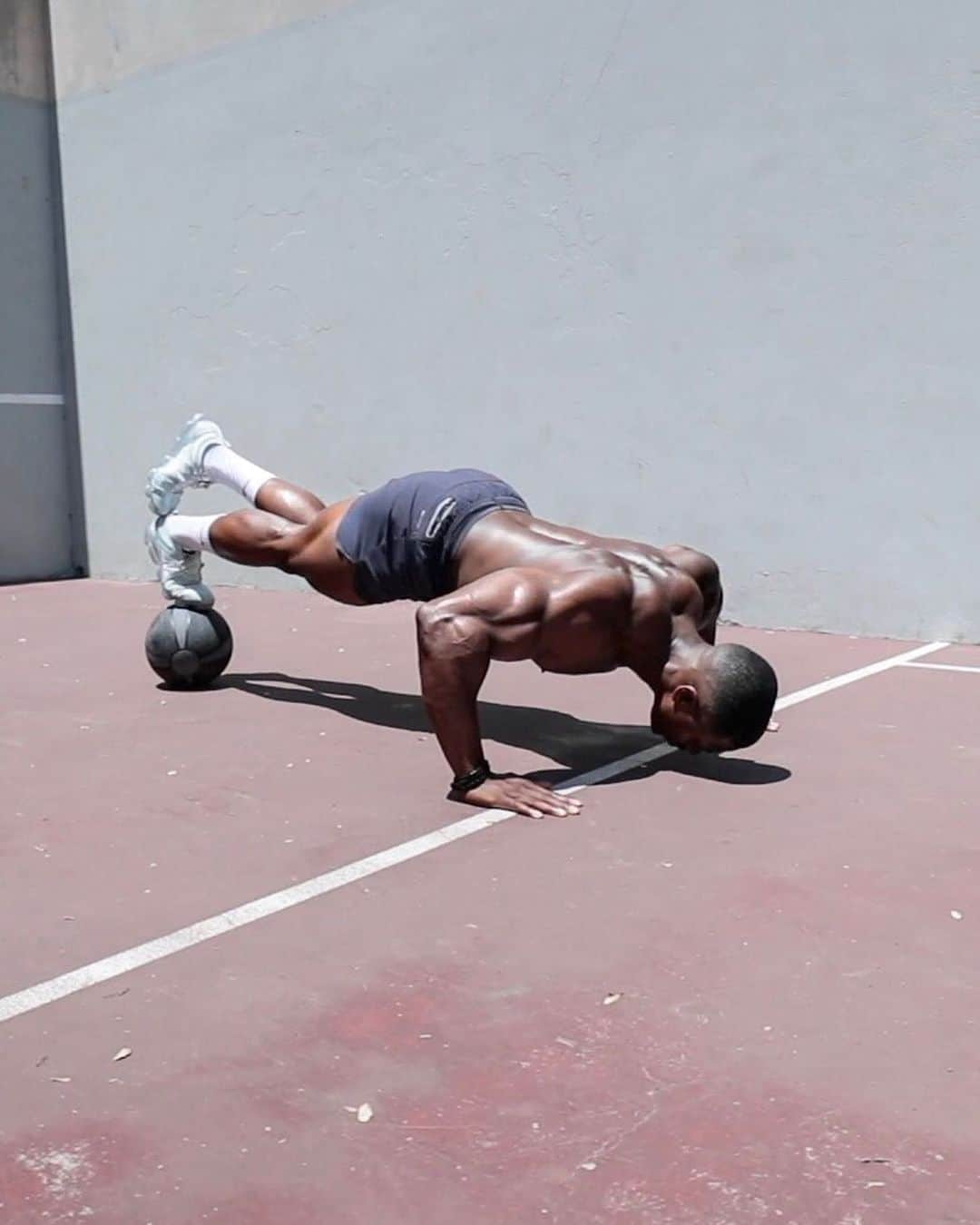 Simeon Pandaさんのインスタグラム写真 - (Simeon PandaInstagram)「30 Medicine Ball Exercises you should try 🔥Now on my channel 👉🏾 Link in bio | Make sure you subscribe:⁣⁣ ⁣⁣ 🎥 YouTube.com/simeonpanda⁣⁣⁣⁣⁣⁣⁣ 🎥 YouTube.com/simeonpanda⁣⁣⁣⁣⁣⁣⁣ 🎥 YouTube.com/simeonpanda ⁣⁣⁣⁣⁣⁣⁣ ⁣⁣⁣⁣⁣⁣⁣ 📲 You can download my full training routines at SIMEONPANDA.COM⁣⁣⁣⁣⁣⁣⁣⁣ ⁣⁣⁣ ⁣⁣」6月28日 13時29分 - simeonpanda